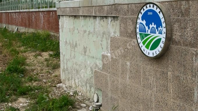 ADARAY durağının duvarında bulunan fayanslar döküldü