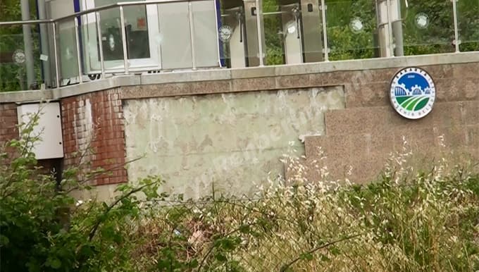 ADARAY durağının duvarında bulunan fayanslar döküldü