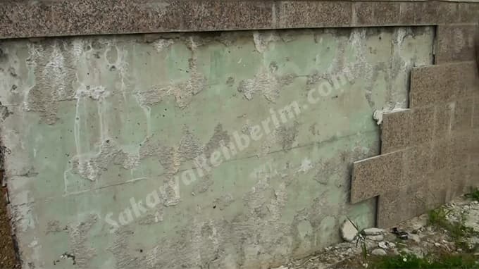 ADARAY durağının duvarında bulunan fayanslar döküldü