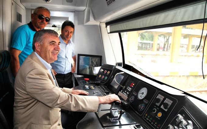 Zeki Toçoğlu, makinist koltuğuna oturdu