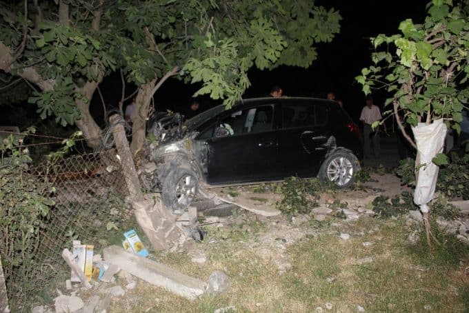 Kaynarca'da otomobil evin bahçesine girdi
