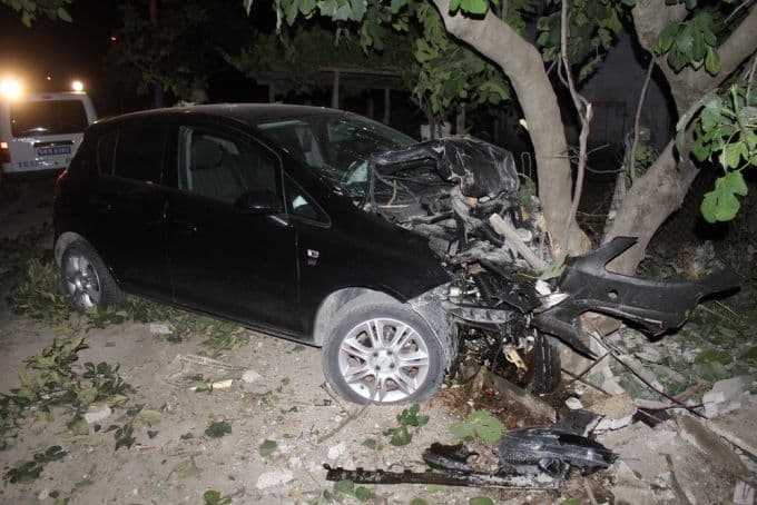 Kaynarca'da otomobil evin bahçesine girdi