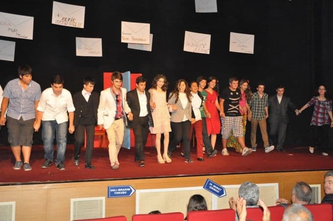 Liseli öğrencilerden muhteşem tiyatro şenliği