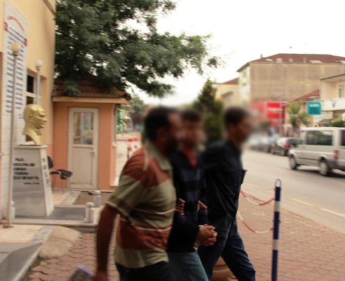 Polisten kaçarken uyuşturucu hapları yola saçtı