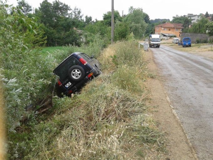 Kaynarca'da jip, kaygan yolda şarampole yuvarlandı