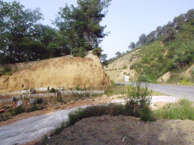 Yol kenarını mezarlık yapmak zorunda kaldılar