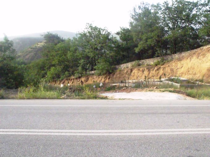 Yol kenarını mezarlık yapmak zorunda kaldılar