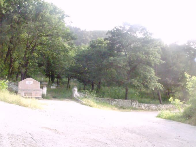 Yol kenarını mezarlık yapmak zorunda kaldılar