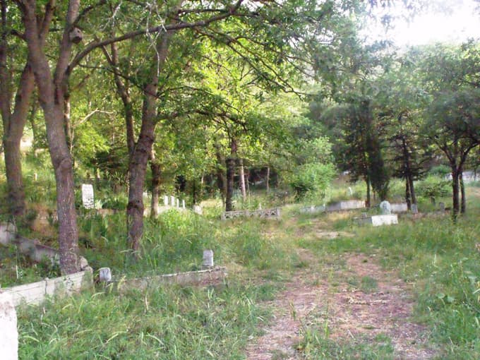Yol kenarını mezarlık yapmak zorunda kaldılar