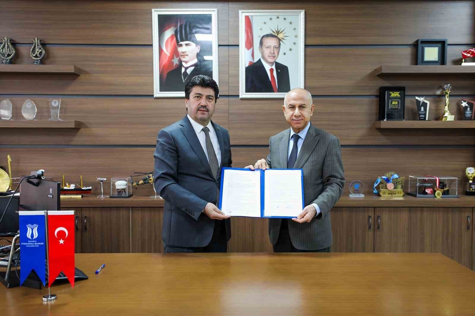 Sakarya Uygulamalı Bilimler Üniversitesi (SUBÜ), Türkiye İş Kurumu (İŞKUR) tarafından yürütülen ‘Gençlik Programı’ başvurularının başladığını duyurdu. Program kapsamında, SUBÜ’nün 18 yerleşkesinde toplamda 604 öğrenci görev alacak.
Gençlik Programı, öğrencilerin mesleki becerilerini geliştirmeyi ve çalışma disiplinini kazandırmayı amaçlıyor. Öğrenciler, sürdürülebilir kampüs faaliyetleri, altyapı ve bakım, sosyal-kültürel etkinlikler, akademik-idari işler, toplumsal hizmet, dijital dönüşüm, girişimcilik ekosistemi gibi birçok alanda görev alacaklar. Başvurular 14-18 Ekim tarihleri arasında alınacak ve noter huzurunda yapılacak çekilişle belirlenen öğrenciler, 17 Kasım’da başlayıp 26 Haziran 2026’ya kadar devam edecek programda haftada 22,5 saate kadar çalışabilecekler.
Programda görev alan öğrenciler, günlük 1.083 TL, aylık ise 15 bin TL’ye kadar gelir elde edebilecekler. SUBÜ Rektörü Prof. Dr. Mehmet Sarıbıyık, İŞKUR Gençlik Programı’nın üniversite öğrencilerine önemli bir deneyim alanı sunduğunu ve teorik bilginin uygulamayla birleşmesini sağladığını belirtti. Ayrıca, bu programın öğrencilerin kişisel ve mesleki gelişimlerine katkı sunacağı ve üniversitenin nitelikli insan kaynağı yetiştirme amacına katkı sağlayacağı vurgulandı. Başvurular İŞKUR web sitesinden yapılabilecek.