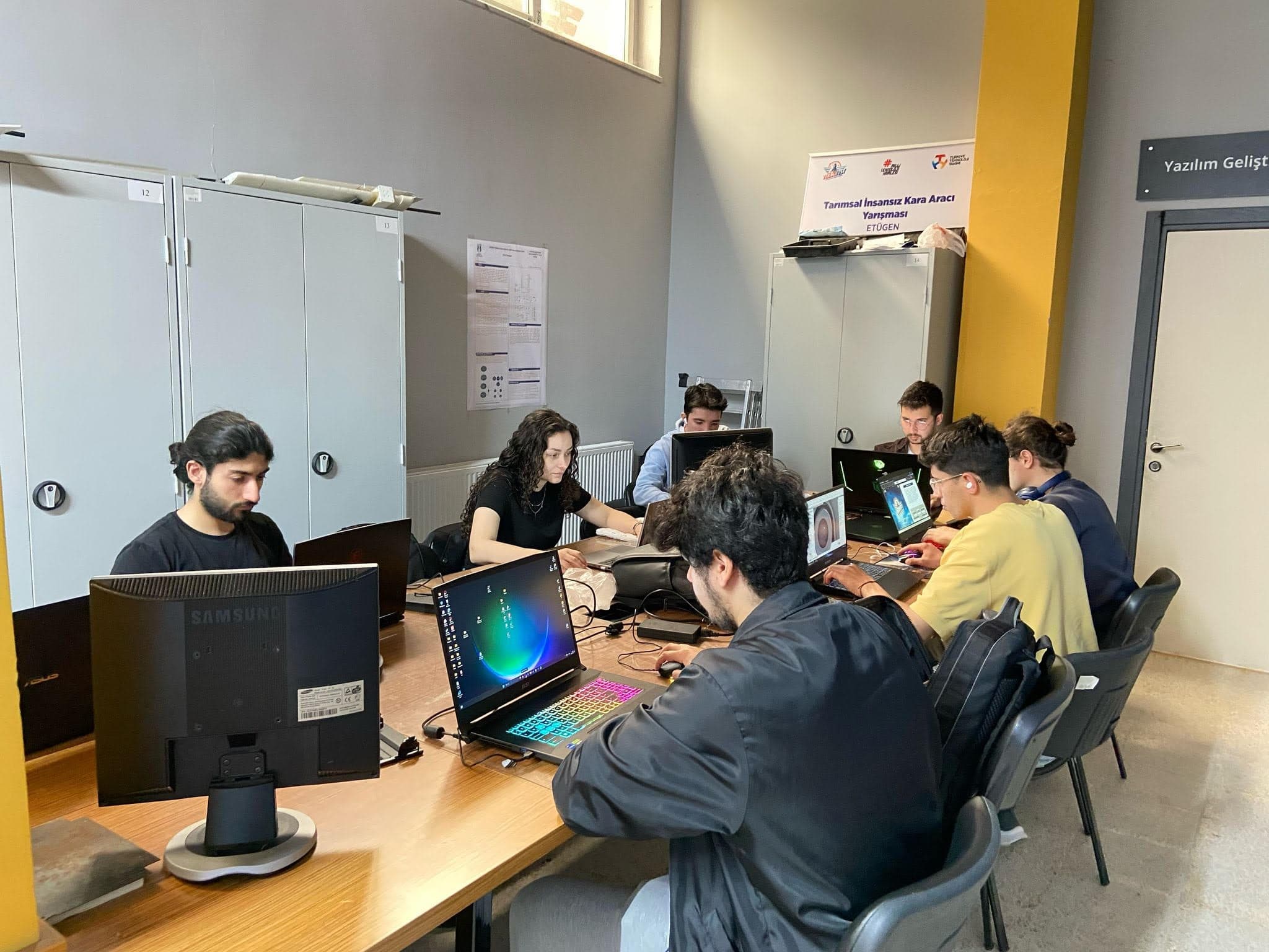 Sakarya Uygulamalı Bilimler Üniversitesi (SUBÜ), Türkiye İş Kurumu (İŞKUR) tarafından yürütülen ‘Gençlik Programı’ başvurularının başladığını duyurdu. Program kapsamında, SUBÜ’nün 18 yerleşkesinde toplamda 604 öğrenci görev alacak.
Gençlik Programı, öğrencilerin mesleki becerilerini geliştirmeyi ve çalışma disiplinini kazandırmayı amaçlıyor. Öğrenciler, sürdürülebilir kampüs faaliyetleri, altyapı ve bakım, sosyal-kültürel etkinlikler, akademik-idari işler, toplumsal hizmet, dijital dönüşüm, girişimcilik ekosistemi gibi birçok alanda görev alacaklar. Başvurular 14-18 Ekim tarihleri arasında alınacak ve noter huzurunda yapılacak çekilişle belirlenen öğrenciler, 17 Kasım’da başlayıp 26 Haziran 2026’ya kadar devam edecek programda haftada 22,5 saate kadar çalışabilecekler.
Programda görev alan öğrenciler, günlük 1.083 TL, aylık ise 15 bin TL’ye kadar gelir elde edebilecekler. SUBÜ Rektörü Prof. Dr. Mehmet Sarıbıyık, İŞKUR Gençlik Programı’nın üniversite öğrencilerine önemli bir deneyim alanı sunduğunu ve teorik bilginin uygulamayla birleşmesini sağladığını belirtti. Ayrıca, bu programın öğrencilerin kişisel ve mesleki gelişimlerine katkı sunacağı ve üniversitenin nitelikli insan kaynağı yetiştirme amacına katkı sağlayacağı vurgulandı. Başvurular İŞKUR web sitesinden yapılabilecek.