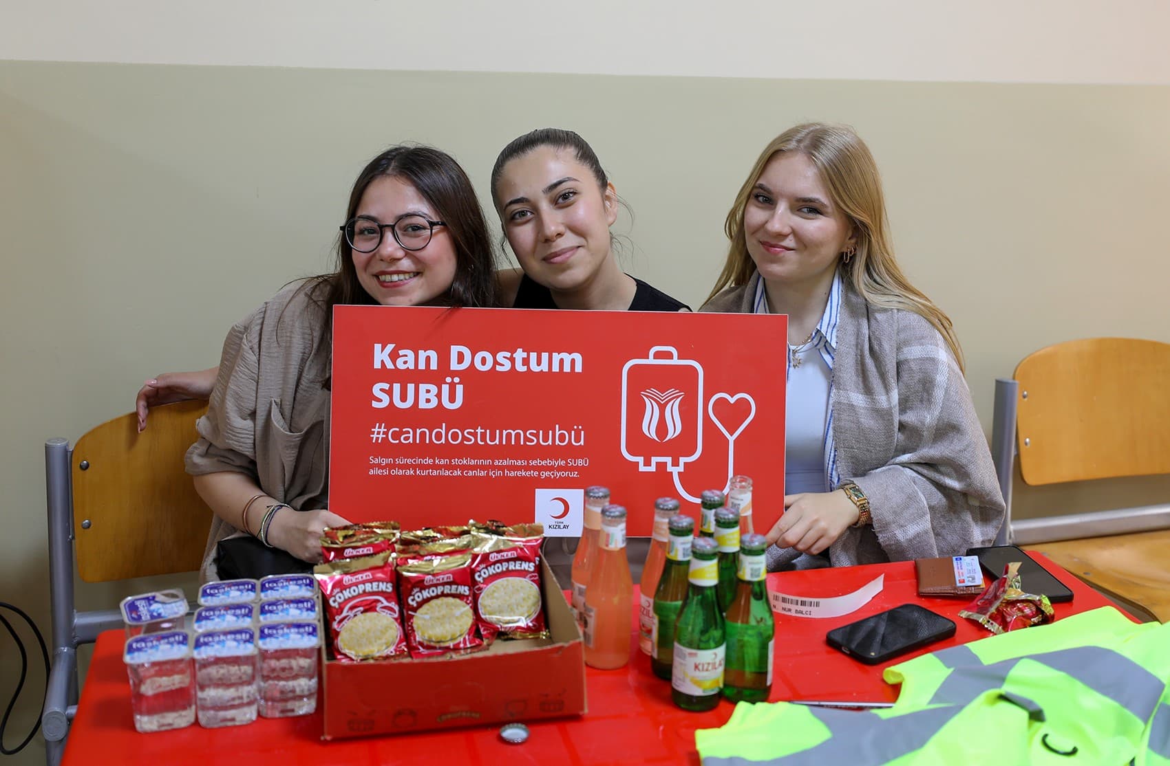 Sakarya Uygulamalı Bilimler Üniversitesi (SUBÜ), Türkiye İş Kurumu (İŞKUR) tarafından yürütülen ‘Gençlik Programı’ başvurularının başladığını duyurdu. Program kapsamında, SUBÜ’nün 18 yerleşkesinde toplamda 604 öğrenci görev alacak.
Gençlik Programı, öğrencilerin mesleki becerilerini geliştirmeyi ve çalışma disiplinini kazandırmayı amaçlıyor. Öğrenciler, sürdürülebilir kampüs faaliyetleri, altyapı ve bakım, sosyal-kültürel etkinlikler, akademik-idari işler, toplumsal hizmet, dijital dönüşüm, girişimcilik ekosistemi gibi birçok alanda görev alacaklar. Başvurular 14-18 Ekim tarihleri arasında alınacak ve noter huzurunda yapılacak çekilişle belirlenen öğrenciler, 17 Kasım’da başlayıp 26 Haziran 2026’ya kadar devam edecek programda haftada 22,5 saate kadar çalışabilecekler.
Programda görev alan öğrenciler, günlük 1.083 TL, aylık ise 15 bin TL’ye kadar gelir elde edebilecekler. SUBÜ Rektörü Prof. Dr. Mehmet Sarıbıyık, İŞKUR Gençlik Programı’nın üniversite öğrencilerine önemli bir deneyim alanı sunduğunu ve teorik bilginin uygulamayla birleşmesini sağladığını belirtti. Ayrıca, bu programın öğrencilerin kişisel ve mesleki gelişimlerine katkı sunacağı ve üniversitenin nitelikli insan kaynağı yetiştirme amacına katkı sağlayacağı vurgulandı. Başvurular İŞKUR web sitesinden yapılabilecek.