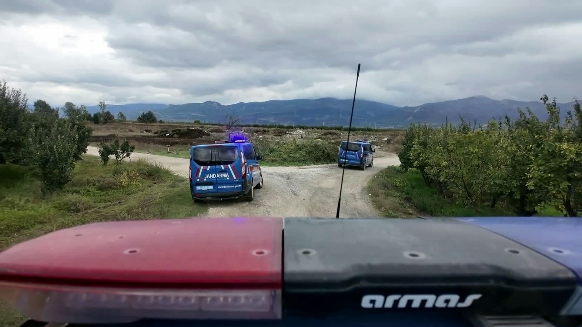 Sakarya’nın Pamukova ilçesinde üzüm üreticileri, artan hırsızlık olaylarına karşı hasat öncesi jandarma ekipleriyle birlikte nöbet tutuyor. Zirai don felaketiyle büyük kayıplar yaşayan üreticiler, elde kalan mahsullerini korumak için gece gündüz bağ başında bekliyor.
Pamukovalı üreticiler, zirai don felaketi sonrasında büyük kayıplar yaşadı ve şimdi de hırsızlık tehdidiyle karşı karşıya. Üzüm üreticileri, hasat öncesi artan hırsızlık girişimlerine karşı bağlarında nöbet tutmaya başladı. İlçe Jandarma Komutanlığı ekipleri de bölgedeki güvenlik önlemlerini artırarak üreticilere destek oluyor. Bu yıl, zirai don nedeniyle büyük zarar gören çiftçiler, geriye kalan ürünlerini çalınmaması için jandarma ekipleriyle koordineli şekilde çalışıyor. Ekipler, özellikle üzüm bağlarının yoğun olduğu bölgelerde devriye faaliyetlerini artırırken, üreticiler de kendi arazilerinde dönüşümlü olarak nöbet tutuyor.
Pamukova Ziraat Odası Başkanı Yaşar Ulukaya, "Üzüm bağlarımızda nöbet tutuyoruz. Bu yıl don ve kuraklık nedeniyle verim kaybı yaşadık. Ne yazık ki üzüm bağlarımızda hırsızlık olayları da yaşandı. Çiftçiler, bir yıl boyunca emek verdikleri tarladan sadece bir saatte ürünlerini kaybedebiliyorlar. Şu an jandarmamızla koordineli bir şekilde nöbet tutuyoruz, ayrıca güvenlik kameraları da yerleştirildi" dedi.
Çiftçi Hasan Yıldız ise, "Bu yıl don nedeniyle büyük mağduriyet yaşadık. Ürünlerimizin çoğu yandı. Şimdi de kalan üzümlerimizi toplamaya çalışırken hırsızlık olaylarıyla karşılaşıyoruz. Ürünlerimiz bahçelerimizden çalınıyor. Biz çiftçiler olarak, jandarma ekipleriyle birlikte bu mücadeleyi sürdürüyoruz. Gece gündüz nöbet tutuyoruz. Afetlerin yanı sıra bu bela da başımıza geldi, gerçekten çok zor bir yıl geçiriyoruz" şeklinde konuştu.
Bacıköy Mahallesi’nde çiftçilik yapan Eyüp Dönmez ise, "Kışın meydana gelen don nedeniyle büyük zarar oluştu, üzümümüzün yüzde 90-95’i yok oldu. Az bir üzüm kaldı ama bu sefer de hırsızlık olayları başladı. Biz gece gündüz nöbetteyiz, sanki askeriye gibi. Jandarmadan da destek aldık, onlarla birlikte çalışıyoruz. Şüpheli bir durum olduğunda hemen jandarmaya haber veriyoruz. Kalan üzümlerimizi hırsızlara çaldırmazsak biraz para kazanabiliriz" dedi.