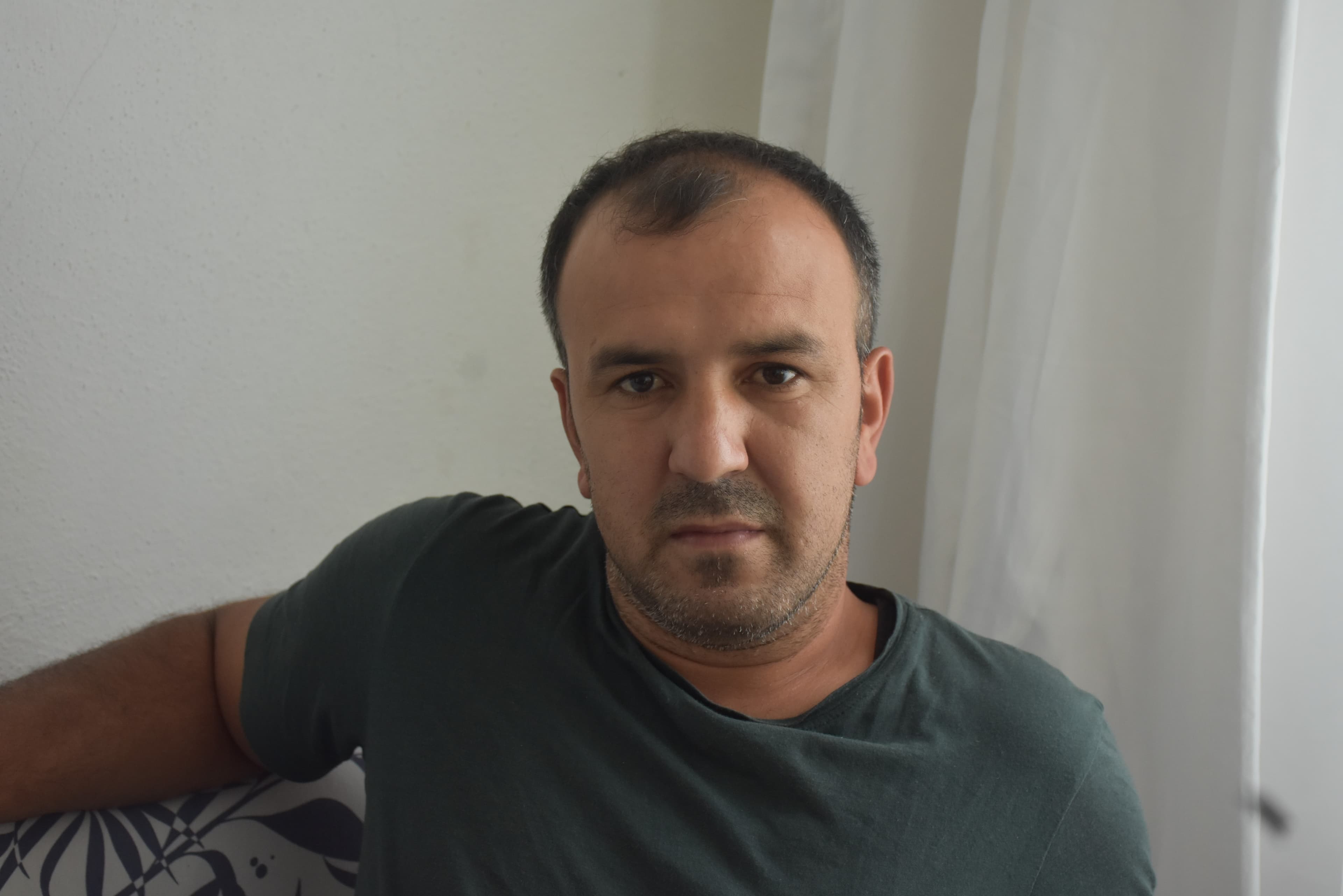 Sakarya'nın Hendek ilçesinde ormanda kestane toplarken ayı saldırısına uğrayan 35 yaşındaki Ecevit Korkmaz, kasıklarından yaralandı. Ayının tekrar saldırmasıyla birlikte üzerindeki tüm eşyaları yakarak kurtulan Korkmaz, yaşadığı korku dolu anları anlattı.
14 Ekim’de Hendek ilçesi Muradiye Mahallesi yakınlarındaki Çamdağı Bal Ormanı'nda gerçekleşen olayda, kestane toplamaya çıkan Korkmaz, yavrularıyla dolaşan bir ayı ile karşılaştı. Ayının aniden saldırması sonucu kasıklarından yaralanan Korkmaz, ayının yeniden saldırması üzerine giydiği eşyaları ateşe vererek kurtulmaya çalıştı. Telefonunun çektiği bölgeye kadar kaçan Korkmaz, sağlık ekiplerini arayarak Hendek Devlet Hastanesi'ne sevk edildi. Buradaki ilk müdahalesinin ardından Sakarya Eğitim ve Araştırma Hastanesi'ne sevk edilen Korkmaz, tedavisinin ardından taburcu oldu ve ormanda yaşadığı dehşeti paylaştı.
Yaşadığı korkunç anları anlatan Ecevit Korkmaz, "Kestane toplamaya çıkmıştım. Dönüşte ayı sesi duydum ve bir anda üzerime saldırdı. Arkamda yabani bir fındık ağacı vardı, ona tutunup ayıya vurdum. Vurduğum anda beni kasıklarımdan ısırdı ve uçuruma yuvarlandı. Tekrar üzerime gelirken tişörtümü yaktım ve o zaman terk etti. Bulunduğum bölgede telefon çekmiyordu. Defalarca ambulans aradım ve kendimi bir şekilde yola attım. Ayı tekrar gelmesin diye montumu yaktım ve öyle ilerledim. Telefonun çektiği yerde tekrar ambulans aradım ve devam ederek ana yola çıktım. Önce Hendek Devlet Hastanesi'ne, ardından Sakarya Eğitim ve Araştırma Hastanesi'ne sevk edildim" dedi.