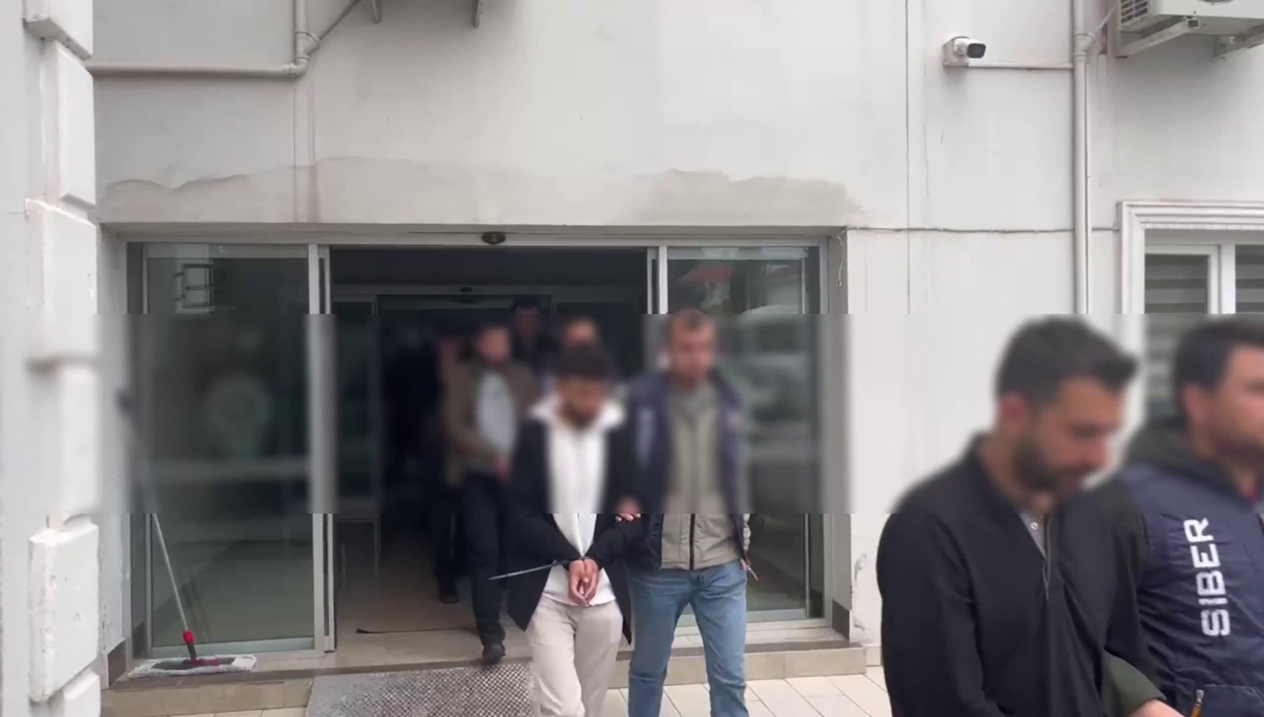 Sakarya merkezli 8 ilde internet üzerinden sahte borsa uygulamalarıyla yüksek kazanç vaadiyle dolandırıcılık yapan 17 şüpheli, polisin düzenlediği operasyonlarla yakalanarak gözaltına alındı. Gözaltına alınan şüphelilerden 13'ü tutuklanırken, 4'ü adli kontrol şartıyla serbest bırakıldı.
Sakarya Cumhuriyet Başsavcılığı koordinesinde, Sakarya İl Emniyet Müdürlüğü Siber Suçlarla Mücadele Şube Müdürlüğü ekiplerince yürütülen soruşturma kapsamında, sahte borsa uygulamaları üzerinden vatandaşlara "yüksek kazanç" vaadiyle dolandırıcılık yapan şüpheliler tespit edildi. Teknik ve fiziki takip sonucu, Sakarya merkezli olarak Yalova, Kırıkkale, Adana, Mersin, Düzce, İstanbul, Kayseri ve Niğde illerinde operasyon gerçekleştirildi. Operasyonlarda 17 şüpheli gözaltına alındı. Şüphelilerin ikametlerinde yapılan aramalarda, dolandırıcılık suçlarında kullanıldığı değerlendirilen çok sayıda dijital materyal ele geçirildi. Emniyetteki işlemleri tamamlanan şüpheliler, adliyeye sevk edildi. Mahkemeye çıkarılan 17 şüpheliden 13'ü tutuklanarak cezaevine gönderildi, 4'ü ise adli kontrol şartıyla serbest bırakıldı.
