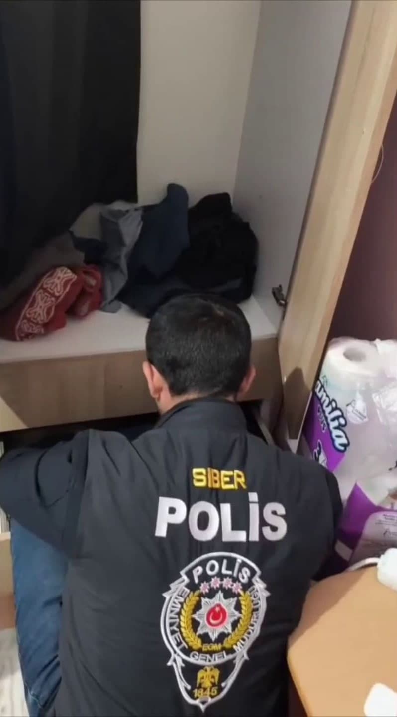Sakarya merkezli 8 ilde internet üzerinden sahte borsa uygulamalarıyla yüksek kazanç vaadiyle dolandırıcılık yapan 17 şüpheli, polisin düzenlediği operasyonlarla yakalanarak gözaltına alındı. Gözaltına alınan şüphelilerden 13'ü tutuklanırken, 4'ü adli kontrol şartıyla serbest bırakıldı.
Sakarya Cumhuriyet Başsavcılığı koordinesinde, Sakarya İl Emniyet Müdürlüğü Siber Suçlarla Mücadele Şube Müdürlüğü ekiplerince yürütülen soruşturma kapsamında, sahte borsa uygulamaları üzerinden vatandaşlara "yüksek kazanç" vaadiyle dolandırıcılık yapan şüpheliler tespit edildi. Teknik ve fiziki takip sonucu, Sakarya merkezli olarak Yalova, Kırıkkale, Adana, Mersin, Düzce, İstanbul, Kayseri ve Niğde illerinde operasyon gerçekleştirildi. Operasyonlarda 17 şüpheli gözaltına alındı. Şüphelilerin ikametlerinde yapılan aramalarda, dolandırıcılık suçlarında kullanıldığı değerlendirilen çok sayıda dijital materyal ele geçirildi. Emniyetteki işlemleri tamamlanan şüpheliler, adliyeye sevk edildi. Mahkemeye çıkarılan 17 şüpheliden 13'ü tutuklanarak cezaevine gönderildi, 4'ü ise adli kontrol şartıyla serbest bırakıldı.