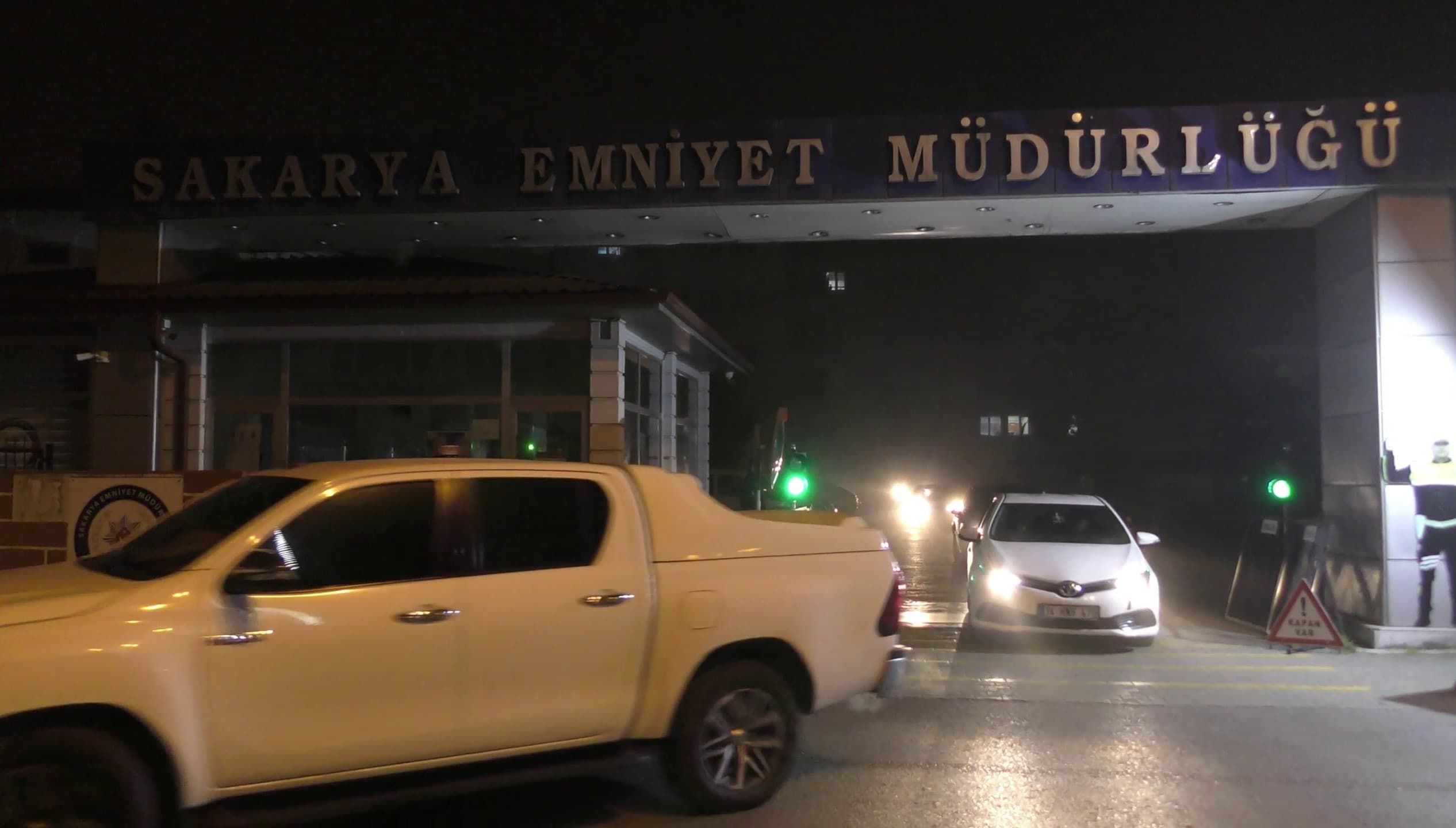 Sakarya merkezli 8 ilde internet üzerinden sahte borsa uygulamalarıyla yüksek kazanç vaadiyle dolandırıcılık yapan 17 şüpheli, polisin düzenlediği operasyonlarla yakalanarak gözaltına alındı. Gözaltına alınan şüphelilerden 13'ü tutuklanırken, 4'ü adli kontrol şartıyla serbest bırakıldı.
Sakarya Cumhuriyet Başsavcılığı koordinesinde, Sakarya İl Emniyet Müdürlüğü Siber Suçlarla Mücadele Şube Müdürlüğü ekiplerince yürütülen soruşturma kapsamında, sahte borsa uygulamaları üzerinden vatandaşlara "yüksek kazanç" vaadiyle dolandırıcılık yapan şüpheliler tespit edildi. Teknik ve fiziki takip sonucu, Sakarya merkezli olarak Yalova, Kırıkkale, Adana, Mersin, Düzce, İstanbul, Kayseri ve Niğde illerinde operasyon gerçekleştirildi. Operasyonlarda 17 şüpheli gözaltına alındı. Şüphelilerin ikametlerinde yapılan aramalarda, dolandırıcılık suçlarında kullanıldığı değerlendirilen çok sayıda dijital materyal ele geçirildi. Emniyetteki işlemleri tamamlanan şüpheliler, adliyeye sevk edildi. Mahkemeye çıkarılan 17 şüpheliden 13'ü tutuklanarak cezaevine gönderildi, 4'ü ise adli kontrol şartıyla serbest bırakıldı.