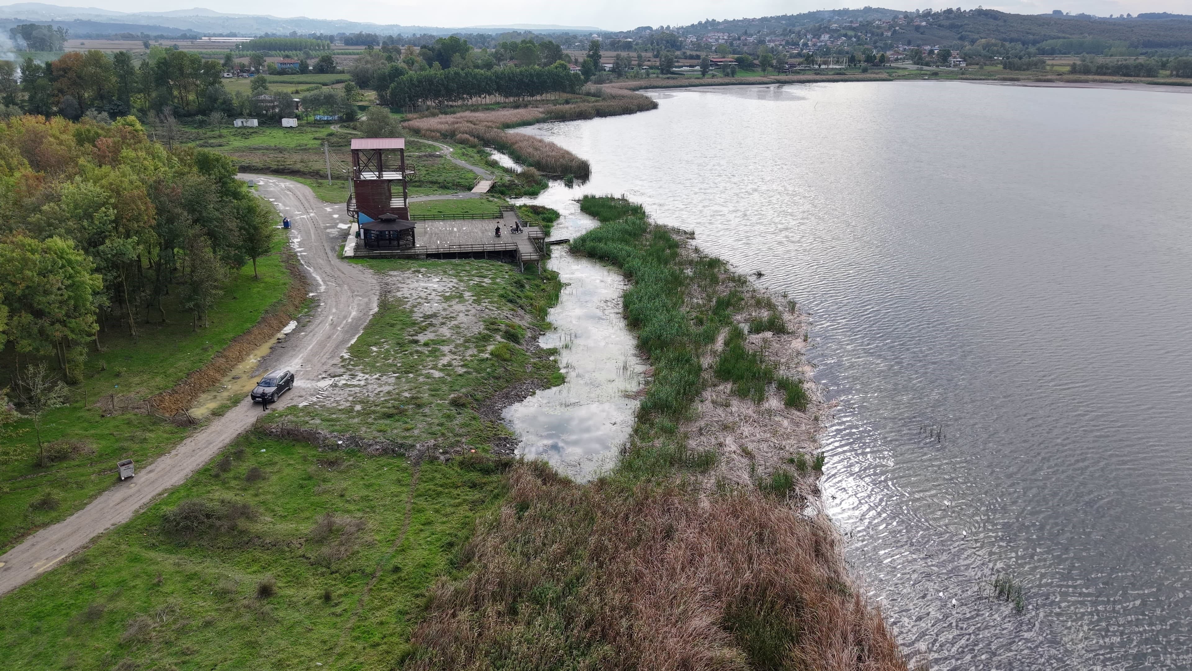 Sakarya'nın Ferizli ilçesinde bulunan Akgöl'ün su seviyesi, 8 metreden 2 metreye kadar düştü. Göl alanının neredeyse tamamen kuruması, araçların göle girmesine olanak tanırken, bölge halkı gölün yok olma riski nedeniyle büyük endişe taşıyor.
Akgöl’ün debisi, açılan kanalların Sakarya Nehri'ne bağlanması ve kuraklığın etkisiyle hızla düşüşe geçti. Mahalle sakinleri, gölün yok olma tehlikesine karşı çözüm bekliyor. Gökhan Korkmaz, su seviyesinin aşırı şekilde düştüğünü belirterek, yetkililere durumu bildirdiklerini ancak gerekli müdahalenin yapılmadığını vurguladı. Korkmaz, kanalların kapatılması durumunda gölün kurtulabileceğini söyledi.
Bir zamanlar içme suyu olarak kullanılan Akgöl, şimdi kuraklık ve yanlış müdahaleler nedeniyle ciddi bir tehlike altında. Mahalle sakinleri, eski canlılığını geri kazanabilmesi için hemen harekete geçilmesini talep ediyor. Gölün kurtarılabilmesi için gerekli adımların atılması gerektiğini belirten yerel halk, Akgöl’ün geleceği için umutlarını koruyor.
Havadan görüntülenen Akgöl, su seviyesinin ne kadar düştüğünü ve göl alanının ne kadar küçüldüğünü gözler önüne serdi.