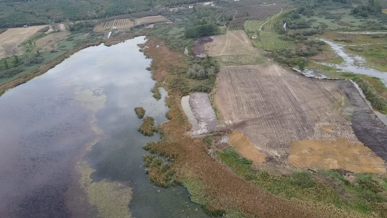 Sakarya'nın Ferizli ilçesinde bulunan Akgöl'ün su seviyesi, 8 metreden 2 metreye kadar düştü. Göl alanının neredeyse tamamen kuruması, araçların göle girmesine olanak tanırken, bölge halkı gölün yok olma riski nedeniyle büyük endişe taşıyor.
Akgöl’ün debisi, açılan kanalların Sakarya Nehri'ne bağlanması ve kuraklığın etkisiyle hızla düşüşe geçti. Mahalle sakinleri, gölün yok olma tehlikesine karşı çözüm bekliyor. Gökhan Korkmaz, su seviyesinin aşırı şekilde düştüğünü belirterek, yetkililere durumu bildirdiklerini ancak gerekli müdahalenin yapılmadığını vurguladı. Korkmaz, kanalların kapatılması durumunda gölün kurtulabileceğini söyledi.
Bir zamanlar içme suyu olarak kullanılan Akgöl, şimdi kuraklık ve yanlış müdahaleler nedeniyle ciddi bir tehlike altında. Mahalle sakinleri, eski canlılığını geri kazanabilmesi için hemen harekete geçilmesini talep ediyor. Gölün kurtarılabilmesi için gerekli adımların atılması gerektiğini belirten yerel halk, Akgöl’ün geleceği için umutlarını koruyor.
Havadan görüntülenen Akgöl, su seviyesinin ne kadar düştüğünü ve göl alanının ne kadar küçüldüğünü gözler önüne serdi.