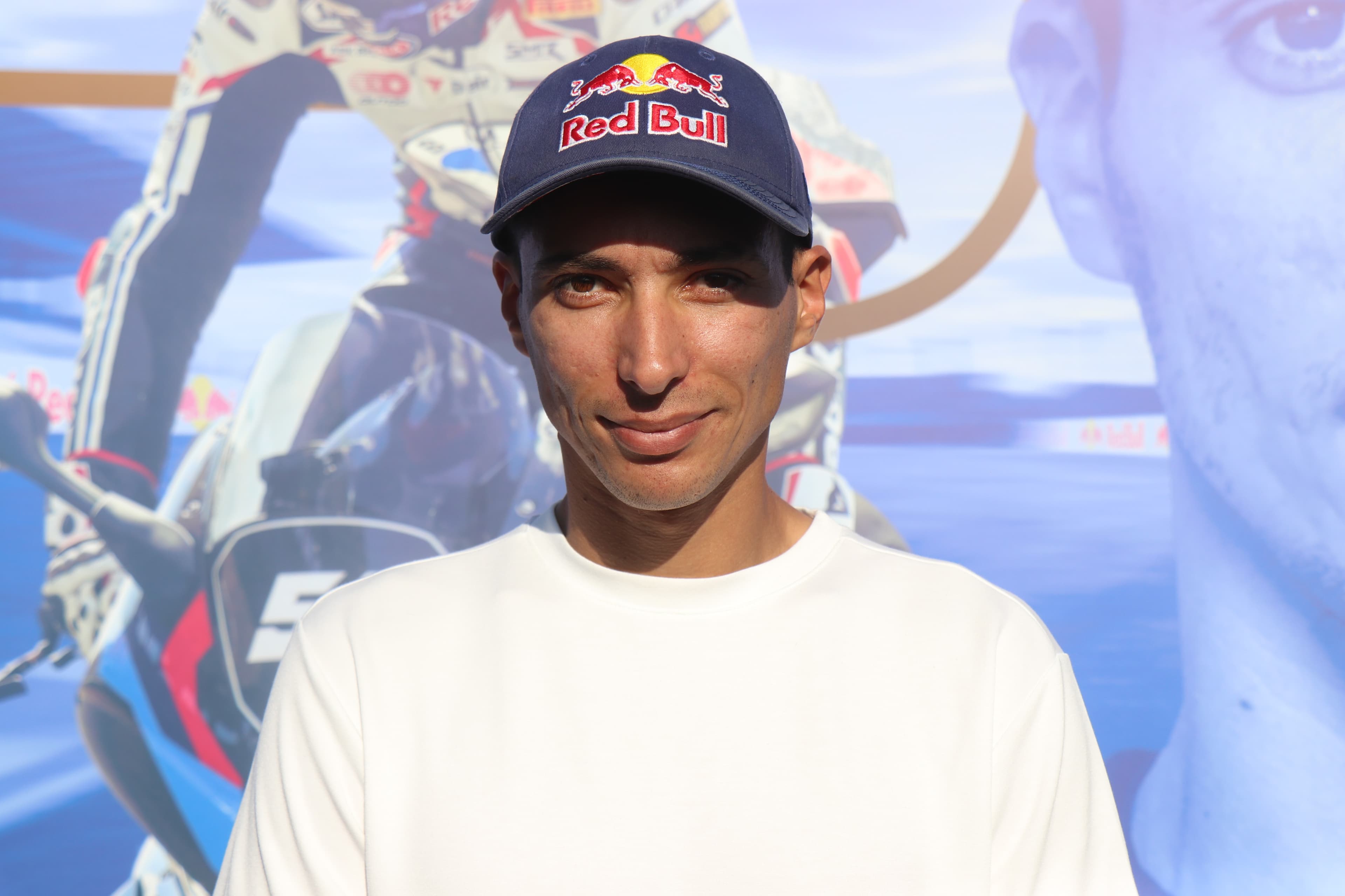 Milli motosikletçi Toprak Razgatlıoğlu, gelecek sezon mücadele edeceği MotoGP’de ilk yılın kendisi için bir “öğrenme yılı” olacağını söyledi. 2027 yılını hedef olarak gösteren Toprak, MotoGP’de en iyi Yamaha sürücüsü olmayı amaçladığını vurguladı.
Dünya Superbike Şampiyonası’nda (WSBK) Red Bull sporcusu olarak mücadele eden ve genel klasmanda liderliğiyle sezonu tamamlayan Razgatlıoğlu, İspanya’daki son yarışta üçüncü olarak 2025 dünya şampiyonluğunu** ilan etti. Üçüncü kez dünya şampiyonluğuna ulaşan milli sporcu, MotoGP’ye geçmenin heyecanını yaşadığını belirtti.
Toprak, “Üçüncü dünya şampiyonluğundan sonra artık hedefimiz tamamen MotoGP oldu. İlk testleri bekliyoruz, her şey yolunda giderse üç hafta sonra motosiklete bineceğiz. Herkesin beklentisi büyük ama ilk sezon tamamen öğrenme yılı olacak. Asıl hedefimiz 2027’de. MotoGP’de Yamaha ile anlaştık, öncelikli hedefim en iyi Yamaha sürücüsü olmak. Belki ilk yıldan güzel sonuçlar da alabiliriz” dedi.
Sezonu değerlendirirken duygusal anlar yaşayan Toprak, “Bu sezon zor başladı ama güçlü bir geri dönüş yaptık. Son yarış stresliydi, rakibimiz yüzünden yarış dışı kaldık ama ikinci yarışta motoru sorunsuzca finişe götürdük ve şampiyon olduk. Büyük bir emek vardı, stresli bir gündü ama her şeye değdi. Şampiyonlukla birlikte tüm zorluklar geride kaldı. Ülkeme bir kez daha şampiyonluk kazandırdığım için gururluyum. İnşallah MotoGP’de de aynı başarıyı yakalarız” ifadelerini kullandı.