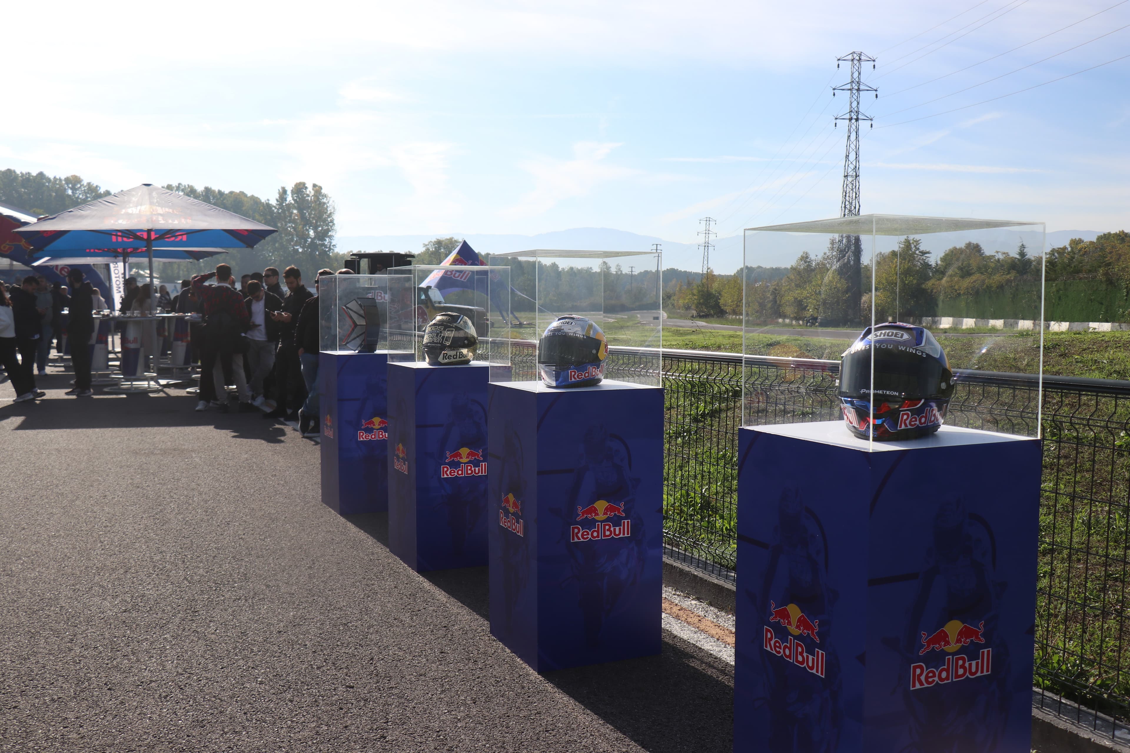 Milli motosikletçi Toprak Razgatlıoğlu, gelecek sezon mücadele edeceği MotoGP’de ilk yılın kendisi için bir “öğrenme yılı” olacağını söyledi. 2027 yılını hedef olarak gösteren Toprak, MotoGP’de en iyi Yamaha sürücüsü olmayı amaçladığını vurguladı.
Dünya Superbike Şampiyonası’nda (WSBK) Red Bull sporcusu olarak mücadele eden ve genel klasmanda liderliğiyle sezonu tamamlayan Razgatlıoğlu, İspanya’daki son yarışta üçüncü olarak 2025 dünya şampiyonluğunu** ilan etti. Üçüncü kez dünya şampiyonluğuna ulaşan milli sporcu, MotoGP’ye geçmenin heyecanını yaşadığını belirtti.
Toprak, “Üçüncü dünya şampiyonluğundan sonra artık hedefimiz tamamen MotoGP oldu. İlk testleri bekliyoruz, her şey yolunda giderse üç hafta sonra motosiklete bineceğiz. Herkesin beklentisi büyük ama ilk sezon tamamen öğrenme yılı olacak. Asıl hedefimiz 2027’de. MotoGP’de Yamaha ile anlaştık, öncelikli hedefim en iyi Yamaha sürücüsü olmak. Belki ilk yıldan güzel sonuçlar da alabiliriz” dedi.
Sezonu değerlendirirken duygusal anlar yaşayan Toprak, “Bu sezon zor başladı ama güçlü bir geri dönüş yaptık. Son yarış stresliydi, rakibimiz yüzünden yarış dışı kaldık ama ikinci yarışta motoru sorunsuzca finişe götürdük ve şampiyon olduk. Büyük bir emek vardı, stresli bir gündü ama her şeye değdi. Şampiyonlukla birlikte tüm zorluklar geride kaldı. Ülkeme bir kez daha şampiyonluk kazandırdığım için gururluyum. İnşallah MotoGP’de de aynı başarıyı yakalarız” ifadelerini kullandı.