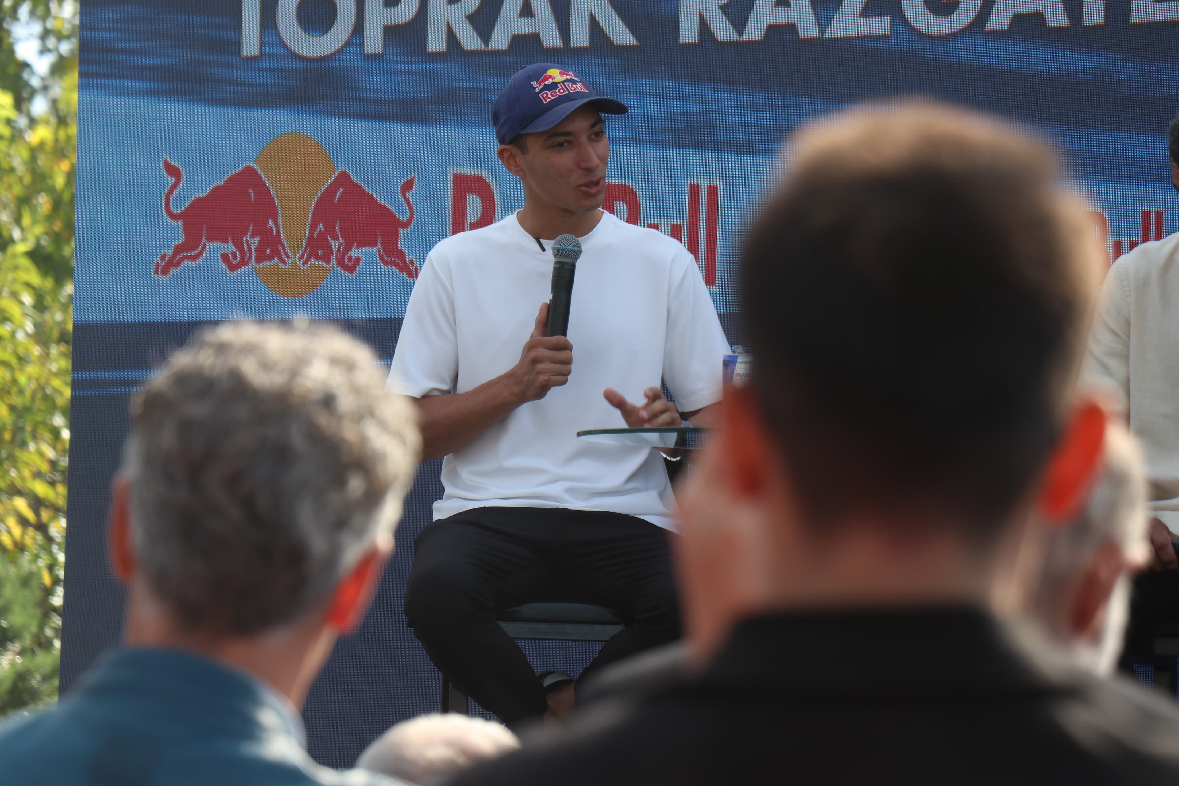 Milli motosikletçi Toprak Razgatlıoğlu, gelecek sezon mücadele edeceği MotoGP’de ilk yılın kendisi için bir “öğrenme yılı” olacağını söyledi. 2027 yılını hedef olarak gösteren Toprak, MotoGP’de en iyi Yamaha sürücüsü olmayı amaçladığını vurguladı.
Dünya Superbike Şampiyonası’nda (WSBK) Red Bull sporcusu olarak mücadele eden ve genel klasmanda liderliğiyle sezonu tamamlayan Razgatlıoğlu, İspanya’daki son yarışta üçüncü olarak 2025 dünya şampiyonluğunu** ilan etti. Üçüncü kez dünya şampiyonluğuna ulaşan milli sporcu, MotoGP’ye geçmenin heyecanını yaşadığını belirtti.
Toprak, “Üçüncü dünya şampiyonluğundan sonra artık hedefimiz tamamen MotoGP oldu. İlk testleri bekliyoruz, her şey yolunda giderse üç hafta sonra motosiklete bineceğiz. Herkesin beklentisi büyük ama ilk sezon tamamen öğrenme yılı olacak. Asıl hedefimiz 2027’de. MotoGP’de Yamaha ile anlaştık, öncelikli hedefim en iyi Yamaha sürücüsü olmak. Belki ilk yıldan güzel sonuçlar da alabiliriz” dedi.
Sezonu değerlendirirken duygusal anlar yaşayan Toprak, “Bu sezon zor başladı ama güçlü bir geri dönüş yaptık. Son yarış stresliydi, rakibimiz yüzünden yarış dışı kaldık ama ikinci yarışta motoru sorunsuzca finişe götürdük ve şampiyon olduk. Büyük bir emek vardı, stresli bir gündü ama her şeye değdi. Şampiyonlukla birlikte tüm zorluklar geride kaldı. Ülkeme bir kez daha şampiyonluk kazandırdığım için gururluyum. İnşallah MotoGP’de de aynı başarıyı yakalarız” ifadelerini kullandı.