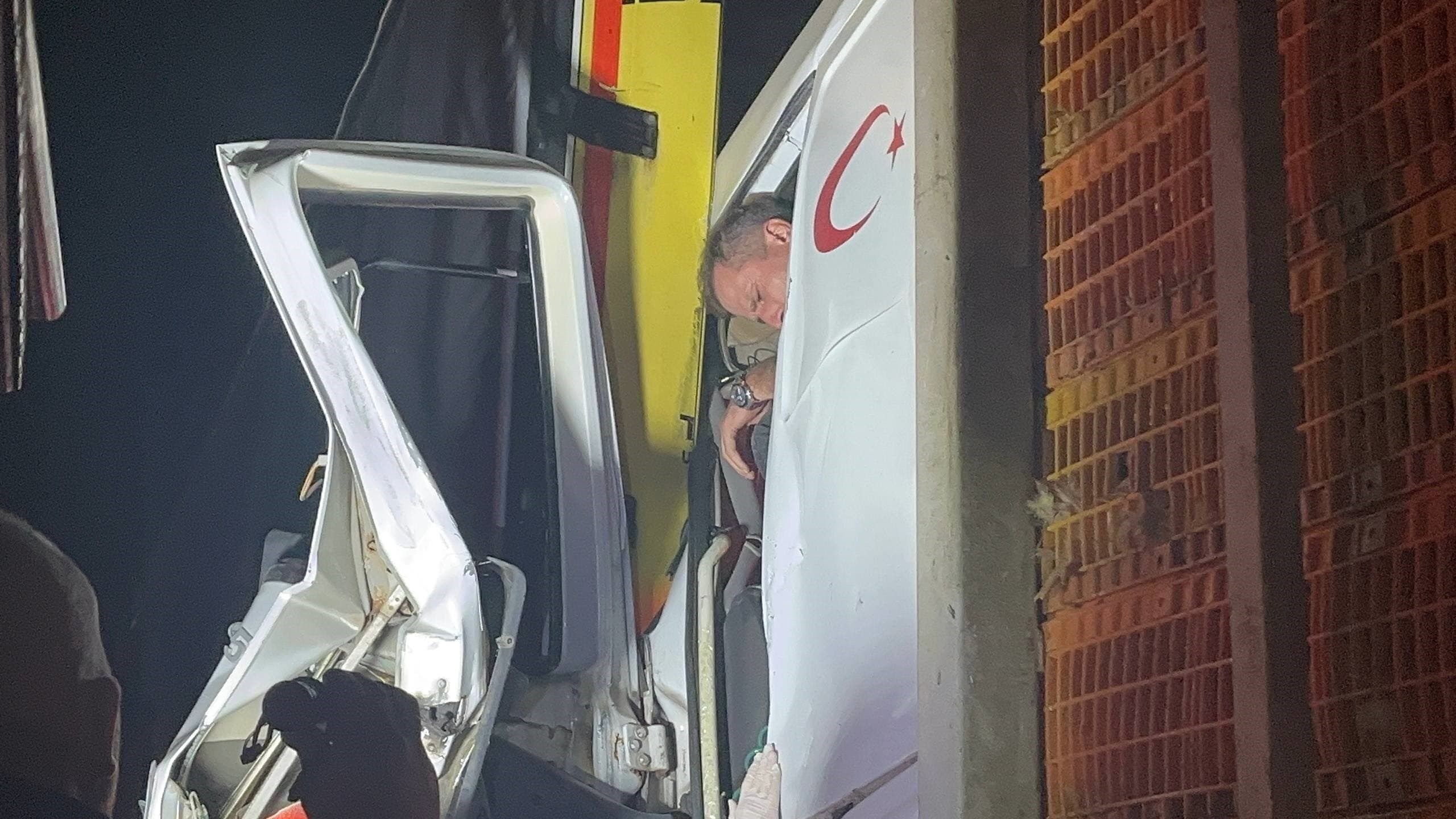 Sakarya'nın Pamukova ilçesinde, D-650 kara yolunda canlı tavuk yüklü bir tır, akaryakıt istasyonundan çıkan başka bir tıra arkadan çarptı. Kazada, kabin içinde sıkışan tır sürücüsü, itfaiye ekiplerinin yoğun çabaları sonucu yaralı olarak kurtarıldı.
Kaza, D-650 kara yolunun Karapınar Mahallesi mevkiinde meydana geldi. Sakarya'dan Bilecik yönüne gitmekte olan S.K. idaresindeki 54 LR 569 plakalı canlı tavuk yüklü tır, akaryakıt istasyonundan çıkan M.Y. yönetimindeki 42 BCA 840 plakalı tıra arkadan çarptı. Çarpmanın etkisiyle tavuk yüklü tırın sürücüsü S.K., kabin içinde sıkıştı. Olayın haber verilmesi üzerine sağlık, jandarma, polis ve Pamukova İtfaiye Grup Amirliği Kaza Kırım ekipleri olay yerine sevk edildi. İtfaiye ekiplerinin uzun süren titiz çalışmaları sonucunda, S.K. sıkıştığı yerden çıkarılarak sağlık ekiplerine teslim edildi. Olay yerinde yapılan ilk müdahalenin ardından, yaralı sürücü Pamukova Devlet Hastanesi'ne kaldırıldı ve sağlık durumunun iyi olduğu öğrenildi.
Kazanın ardından D-650 kara yolunda trafik bir süre tek şeritten kontrollü olarak sağlanırken, araçların yoldan kaldırılmasıyla yol trafiğe yeniden açıldı. Kazayla ilgili inceleme başlatıldı.