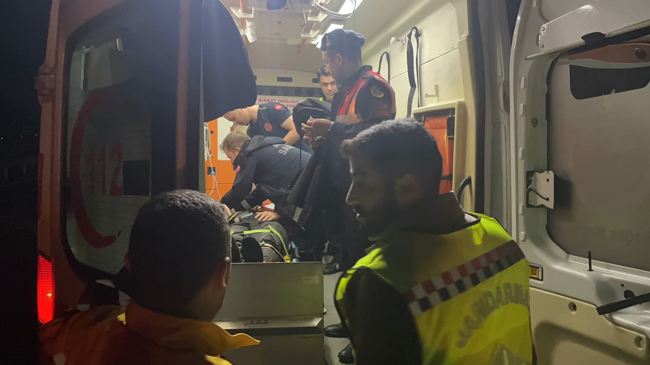Sakarya'nın Pamukova ilçesinde, D-650 kara yolunda canlı tavuk yüklü bir tır, akaryakıt istasyonundan çıkan başka bir tıra arkadan çarptı. Kazada, kabin içinde sıkışan tır sürücüsü, itfaiye ekiplerinin yoğun çabaları sonucu yaralı olarak kurtarıldı.
Kaza, D-650 kara yolunun Karapınar Mahallesi mevkiinde meydana geldi. Sakarya'dan Bilecik yönüne gitmekte olan S.K. idaresindeki 54 LR 569 plakalı canlı tavuk yüklü tır, akaryakıt istasyonundan çıkan M.Y. yönetimindeki 42 BCA 840 plakalı tıra arkadan çarptı. Çarpmanın etkisiyle tavuk yüklü tırın sürücüsü S.K., kabin içinde sıkıştı. Olayın haber verilmesi üzerine sağlık, jandarma, polis ve Pamukova İtfaiye Grup Amirliği Kaza Kırım ekipleri olay yerine sevk edildi. İtfaiye ekiplerinin uzun süren titiz çalışmaları sonucunda, S.K. sıkıştığı yerden çıkarılarak sağlık ekiplerine teslim edildi. Olay yerinde yapılan ilk müdahalenin ardından, yaralı sürücü Pamukova Devlet Hastanesi'ne kaldırıldı ve sağlık durumunun iyi olduğu öğrenildi.
Kazanın ardından D-650 kara yolunda trafik bir süre tek şeritten kontrollü olarak sağlanırken, araçların yoldan kaldırılmasıyla yol trafiğe yeniden açıldı. Kazayla ilgili inceleme başlatıldı.