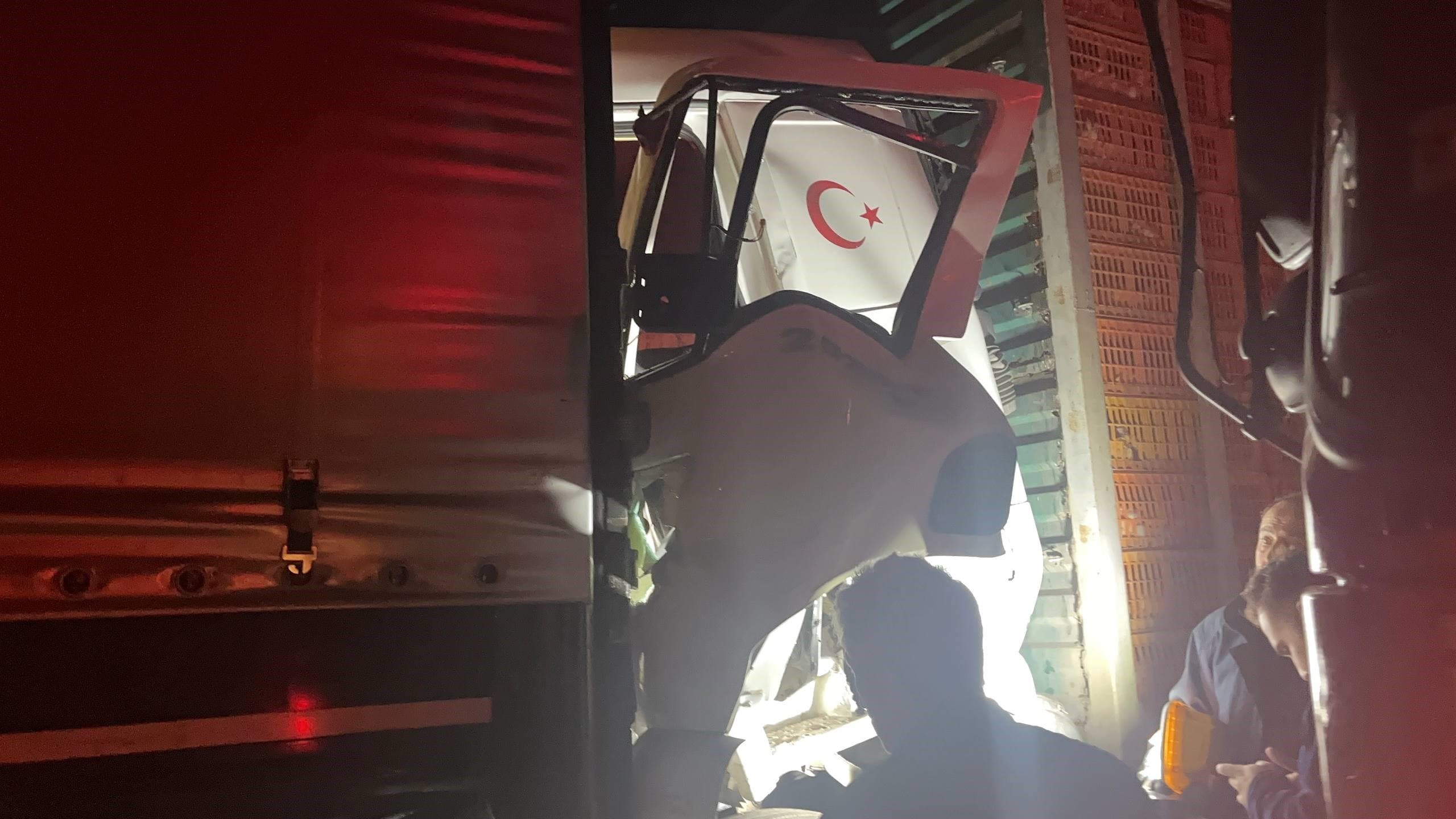 Sakarya'nın Pamukova ilçesinde, D-650 kara yolunda canlı tavuk yüklü bir tır, akaryakıt istasyonundan çıkan başka bir tıra arkadan çarptı. Kazada, kabin içinde sıkışan tır sürücüsü, itfaiye ekiplerinin yoğun çabaları sonucu yaralı olarak kurtarıldı.
Kaza, D-650 kara yolunun Karapınar Mahallesi mevkiinde meydana geldi. Sakarya'dan Bilecik yönüne gitmekte olan S.K. idaresindeki 54 LR 569 plakalı canlı tavuk yüklü tır, akaryakıt istasyonundan çıkan M.Y. yönetimindeki 42 BCA 840 plakalı tıra arkadan çarptı. Çarpmanın etkisiyle tavuk yüklü tırın sürücüsü S.K., kabin içinde sıkıştı. Olayın haber verilmesi üzerine sağlık, jandarma, polis ve Pamukova İtfaiye Grup Amirliği Kaza Kırım ekipleri olay yerine sevk edildi. İtfaiye ekiplerinin uzun süren titiz çalışmaları sonucunda, S.K. sıkıştığı yerden çıkarılarak sağlık ekiplerine teslim edildi. Olay yerinde yapılan ilk müdahalenin ardından, yaralı sürücü Pamukova Devlet Hastanesi'ne kaldırıldı ve sağlık durumunun iyi olduğu öğrenildi.
Kazanın ardından D-650 kara yolunda trafik bir süre tek şeritten kontrollü olarak sağlanırken, araçların yoldan kaldırılmasıyla yol trafiğe yeniden açıldı. Kazayla ilgili inceleme başlatıldı.