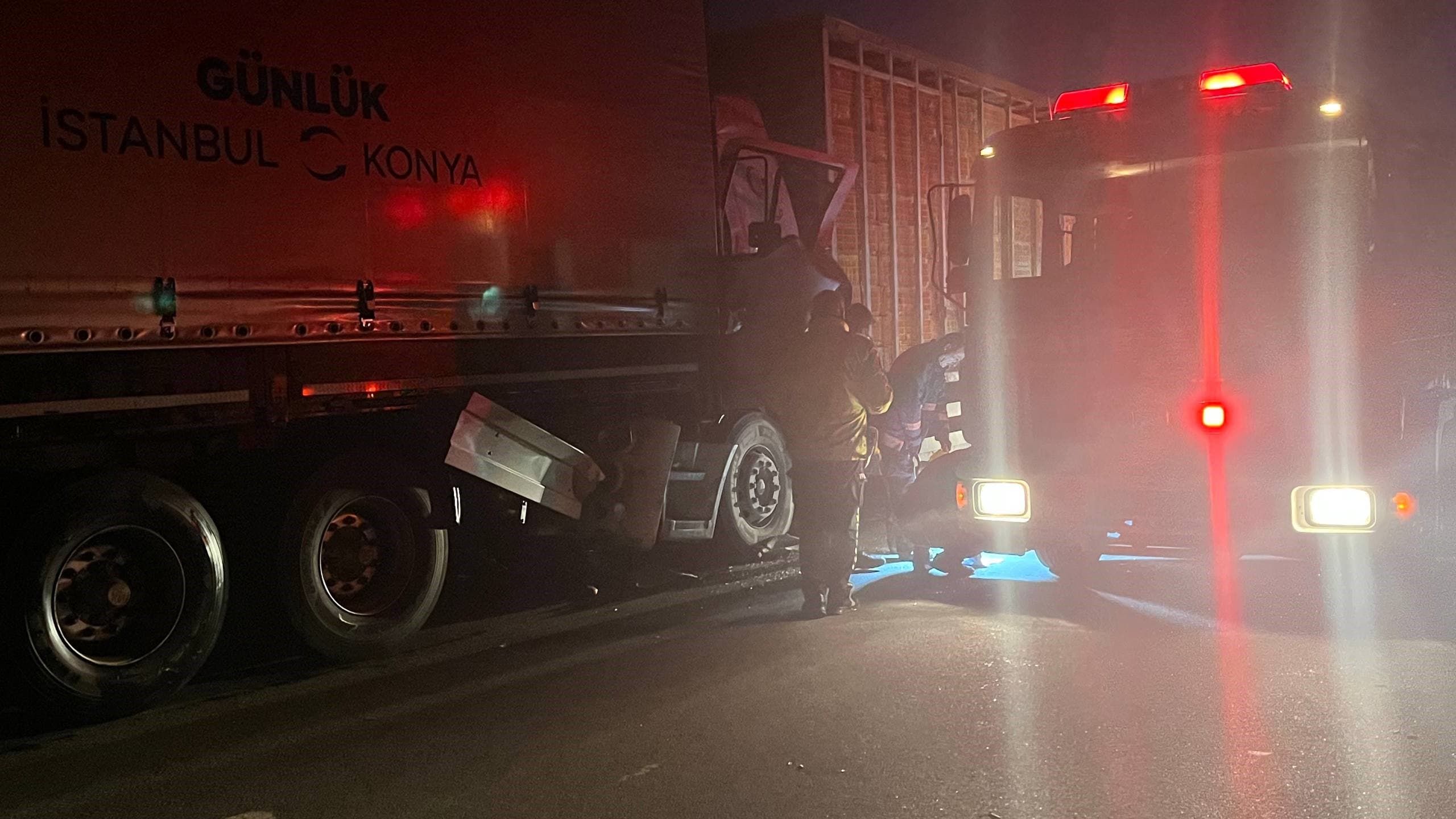 Sakarya'nın Pamukova ilçesinde, D-650 kara yolunda canlı tavuk yüklü bir tır, akaryakıt istasyonundan çıkan başka bir tıra arkadan çarptı. Kazada, kabin içinde sıkışan tır sürücüsü, itfaiye ekiplerinin yoğun çabaları sonucu yaralı olarak kurtarıldı.
Kaza, D-650 kara yolunun Karapınar Mahallesi mevkiinde meydana geldi. Sakarya'dan Bilecik yönüne gitmekte olan S.K. idaresindeki 54 LR 569 plakalı canlı tavuk yüklü tır, akaryakıt istasyonundan çıkan M.Y. yönetimindeki 42 BCA 840 plakalı tıra arkadan çarptı. Çarpmanın etkisiyle tavuk yüklü tırın sürücüsü S.K., kabin içinde sıkıştı. Olayın haber verilmesi üzerine sağlık, jandarma, polis ve Pamukova İtfaiye Grup Amirliği Kaza Kırım ekipleri olay yerine sevk edildi. İtfaiye ekiplerinin uzun süren titiz çalışmaları sonucunda, S.K. sıkıştığı yerden çıkarılarak sağlık ekiplerine teslim edildi. Olay yerinde yapılan ilk müdahalenin ardından, yaralı sürücü Pamukova Devlet Hastanesi'ne kaldırıldı ve sağlık durumunun iyi olduğu öğrenildi.
Kazanın ardından D-650 kara yolunda trafik bir süre tek şeritten kontrollü olarak sağlanırken, araçların yoldan kaldırılmasıyla yol trafiğe yeniden açıldı. Kazayla ilgili inceleme başlatıldı.