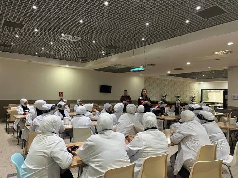 Sakarya İl Jandarma Komutanlığı, kadına şiddet ve uyuşturucuyla mücadele konusunda önemli bir farkındalık çalışması başlattı. Söğütlü Organize Sanayi Bölgesi’nde faaliyet gösteren bir fabrikada çalışan 500’den fazla personele, aile içi şiddet ve uyuşturucuyla mücadele gibi konularda eğitim verildi.
Sakarya İl Jandarma Komutanlığına bağlı Aile İçi Şiddetle Mücadele Amirliği, Narkotik Suçlarla Mücadele Şube Müdürlüğü ve Söğütlü İlçe Jandarma Komutanlığı ekipleri, 425 kadın ve 80 erkek personelin katıldığı eğitimi düzenledi. Eğitimde, KADES uygulamasının tanıtımı, aile içi ve kadına yönelik şiddetle mücadele, şiddet türleri, tedbir kararları ve elektronik kelepçe uygulaması gibi konular ele alındı. Ayrıca, narkotik ekipleri tarafından uyuşturucu bağımlılığı ile mücadele, tedavi yöntemleri ve uyuşturucunun zararları hakkında bilgilendirme yapıldı.
Eğitim etkinliği, erkek personel ile birlikte açılan “Kadına El Kalkamaz” pankartı ile sonlandırıldı. Sakarya İl Jandarma Komutanlığı, farkındalık yaratma amacıyla bu tür bilgilendirme faaliyetlerinin il genelinde devam edeceğini duyurdu.