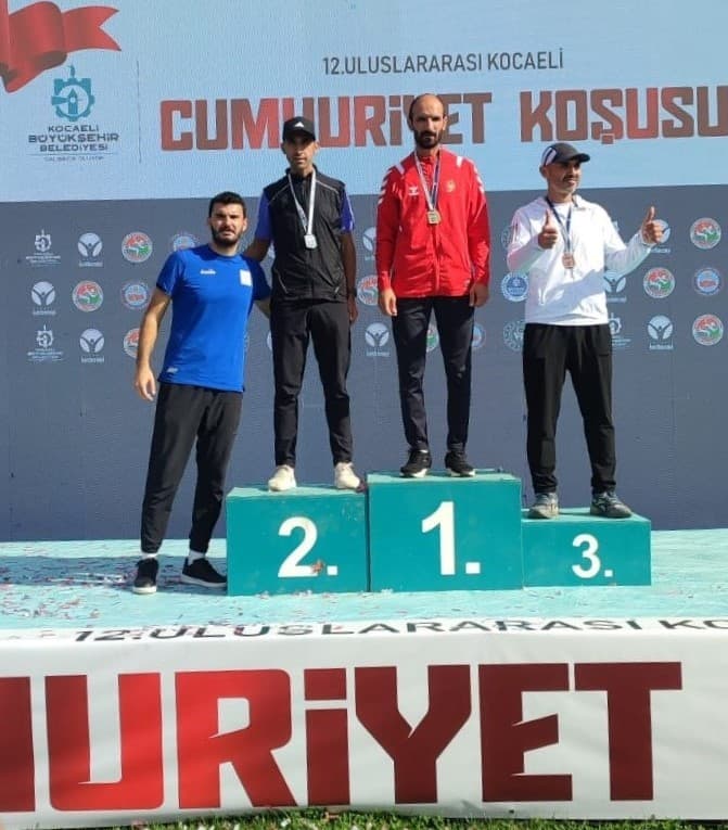 Sakarya Büyükşehir Belediyesi sporcuları, atletizm, karate ve taekwondo branşlarında elde ettikleri derecelerle hem şehri hem de ülkeyi gururlandırıyor.
Atletizmde, 19 Ekim’de Mersin’de düzenlenen 17. Uluslararası Tarsus Yarı Maratonu’nda Ali Turan, 65-69 yaş kategorisinde birinciliğe ulaşarak şampiyon oldu. Kocaeli’deki 12. Uluslararası Cumhuriyet Bayramı 10 Kilometre Koşusu’nda ise İsa Yardımcı, 35-39 yaş kategorisinde ikinci olarak Sakarya’yı temsil etti.
Karate branşında, Elazığ’da gerçekleştirilen Ümit Genç ve U21 Türkiye Karate Şampiyonası’nda Yuşa Yaman Çakar, gençler +76 kilogramda Türkiye Şampiyonu olurken, Miray Keleş U21 61 kilogramda Türkiye üçüncüsü oldu. Yuşa Yaman Çakar, 7-9 Kasım’da Hırvatistan’da yapılacak Ümit Genç ve U21 Balkan Karate Şampiyonası’nda milli formayla ülkeyi temsil edecek. Ayrıca, Miraç Merve Keleş, Beyzanur Kızılca ve Şeref Eren Özdemir, Avrupa Şampiyonası Milli Takım Seçmeleri öncesi Türkiye’den seçmelere katılma hakkı elde etti.
Taekwondo dalında ise Romanya’nın Bükreş kentinde düzenlenen Dracula Open G1/E1 Turnuvası’nda 41 kilogramda mücadele eden Ecrin Yılmaz, turnuvayı üçüncülükle tamamladı. Bu derece, Ecrin Yılmaz’a 2028 Olimpiyatları yolunda önemli puanlar kazandırdı.
Sakarya Büyükşehir sporcularının elde ettiği bu başarılar, şehirde spora ve genç yeteneklere verilen desteğin somut bir göstergesi oldu.
