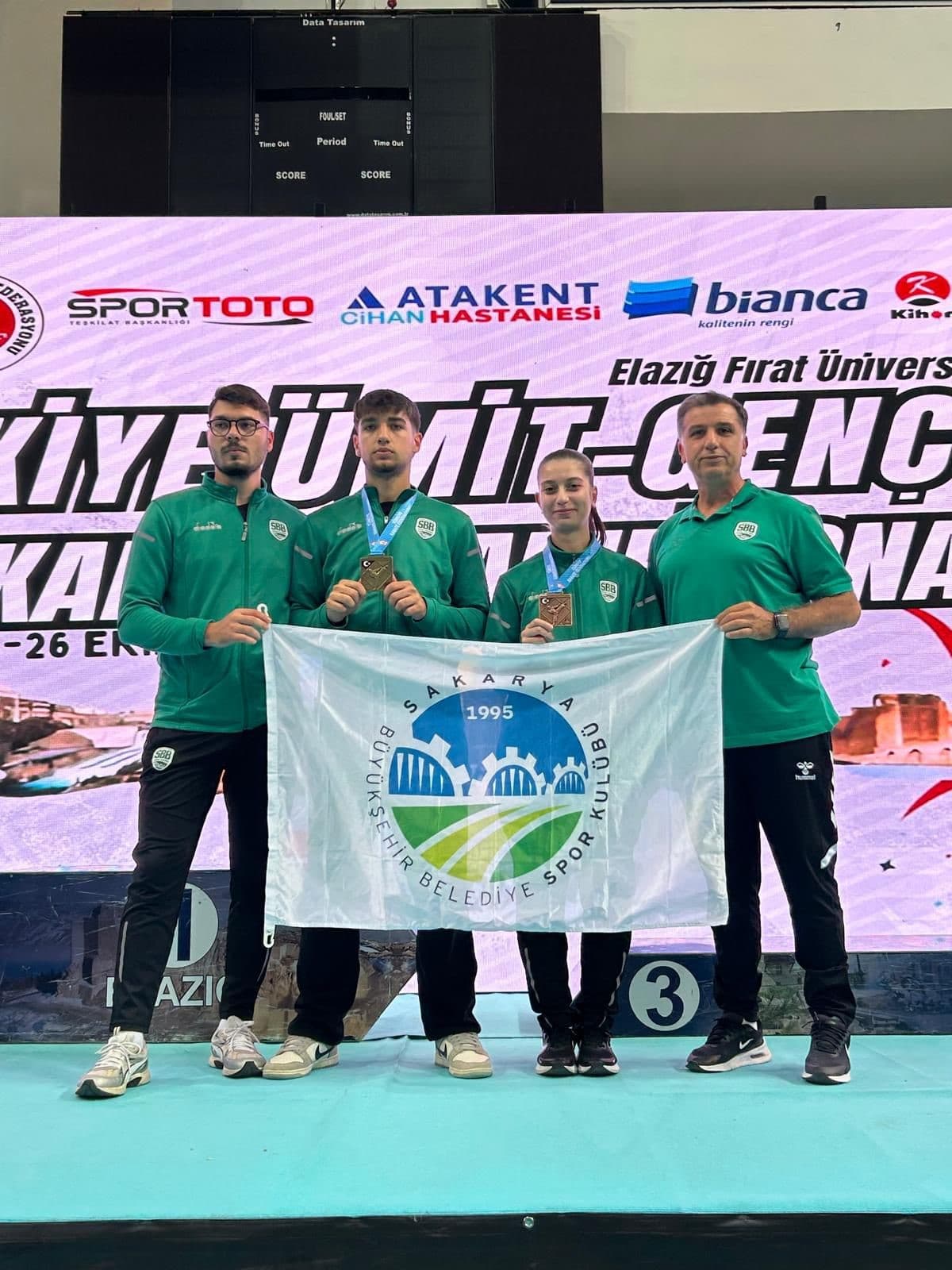 Sakarya Büyükşehir Belediyesi sporcuları, atletizm, karate ve taekwondo branşlarında elde ettikleri derecelerle hem şehri hem de ülkeyi gururlandırıyor.
Atletizmde, 19 Ekim’de Mersin’de düzenlenen 17. Uluslararası Tarsus Yarı Maratonu’nda Ali Turan, 65-69 yaş kategorisinde birinciliğe ulaşarak şampiyon oldu. Kocaeli’deki 12. Uluslararası Cumhuriyet Bayramı 10 Kilometre Koşusu’nda ise İsa Yardımcı, 35-39 yaş kategorisinde ikinci olarak Sakarya’yı temsil etti.
Karate branşında, Elazığ’da gerçekleştirilen Ümit Genç ve U21 Türkiye Karate Şampiyonası’nda Yuşa Yaman Çakar, gençler +76 kilogramda Türkiye Şampiyonu olurken, Miray Keleş U21 61 kilogramda Türkiye üçüncüsü oldu. Yuşa Yaman Çakar, 7-9 Kasım’da Hırvatistan’da yapılacak Ümit Genç ve U21 Balkan Karate Şampiyonası’nda milli formayla ülkeyi temsil edecek. Ayrıca, Miraç Merve Keleş, Beyzanur Kızılca ve Şeref Eren Özdemir, Avrupa Şampiyonası Milli Takım Seçmeleri öncesi Türkiye’den seçmelere katılma hakkı elde etti.
Taekwondo dalında ise Romanya’nın Bükreş kentinde düzenlenen Dracula Open G1/E1 Turnuvası’nda 41 kilogramda mücadele eden Ecrin Yılmaz, turnuvayı üçüncülükle tamamladı. Bu derece, Ecrin Yılmaz’a 2028 Olimpiyatları yolunda önemli puanlar kazandırdı.
Sakarya Büyükşehir sporcularının elde ettiği bu başarılar, şehirde spora ve genç yeteneklere verilen desteğin somut bir göstergesi oldu.