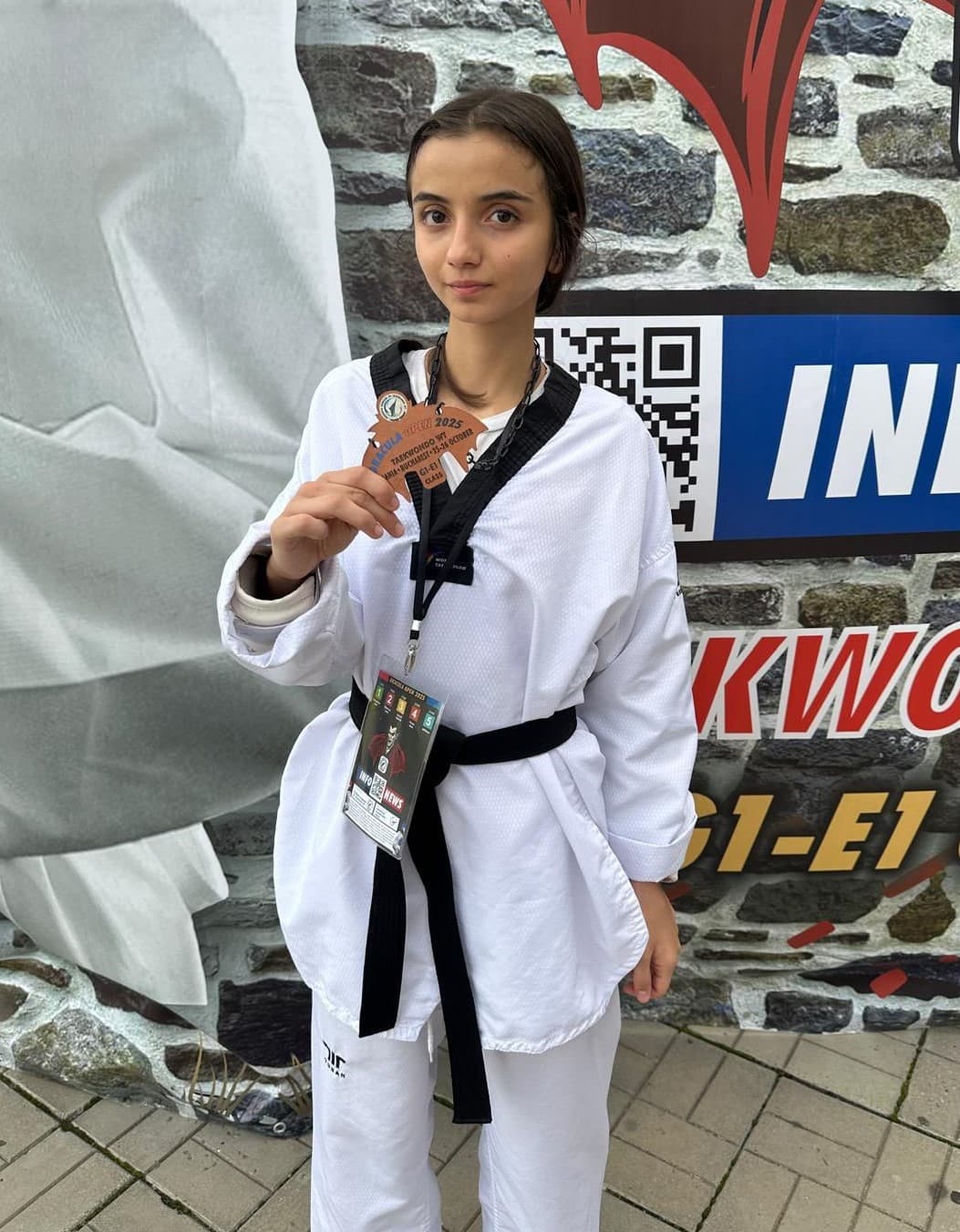 Sakarya Büyükşehir Belediyesi sporcuları, atletizm, karate ve taekwondo branşlarında elde ettikleri derecelerle hem şehri hem de ülkeyi gururlandırıyor.
Atletizmde, 19 Ekim’de Mersin’de düzenlenen 17. Uluslararası Tarsus Yarı Maratonu’nda Ali Turan, 65-69 yaş kategorisinde birinciliğe ulaşarak şampiyon oldu. Kocaeli’deki 12. Uluslararası Cumhuriyet Bayramı 10 Kilometre Koşusu’nda ise İsa Yardımcı, 35-39 yaş kategorisinde ikinci olarak Sakarya’yı temsil etti.
Karate branşında, Elazığ’da gerçekleştirilen Ümit Genç ve U21 Türkiye Karate Şampiyonası’nda Yuşa Yaman Çakar, gençler +76 kilogramda Türkiye Şampiyonu olurken, Miray Keleş U21 61 kilogramda Türkiye üçüncüsü oldu. Yuşa Yaman Çakar, 7-9 Kasım’da Hırvatistan’da yapılacak Ümit Genç ve U21 Balkan Karate Şampiyonası’nda milli formayla ülkeyi temsil edecek. Ayrıca, Miraç Merve Keleş, Beyzanur Kızılca ve Şeref Eren Özdemir, Avrupa Şampiyonası Milli Takım Seçmeleri öncesi Türkiye’den seçmelere katılma hakkı elde etti.
Taekwondo dalında ise Romanya’nın Bükreş kentinde düzenlenen Dracula Open G1/E1 Turnuvası’nda 41 kilogramda mücadele eden Ecrin Yılmaz, turnuvayı üçüncülükle tamamladı. Bu derece, Ecrin Yılmaz’a 2028 Olimpiyatları yolunda önemli puanlar kazandırdı.
Sakarya Büyükşehir sporcularının elde ettiği bu başarılar, şehirde spora ve genç yeteneklere verilen desteğin somut bir göstergesi oldu.