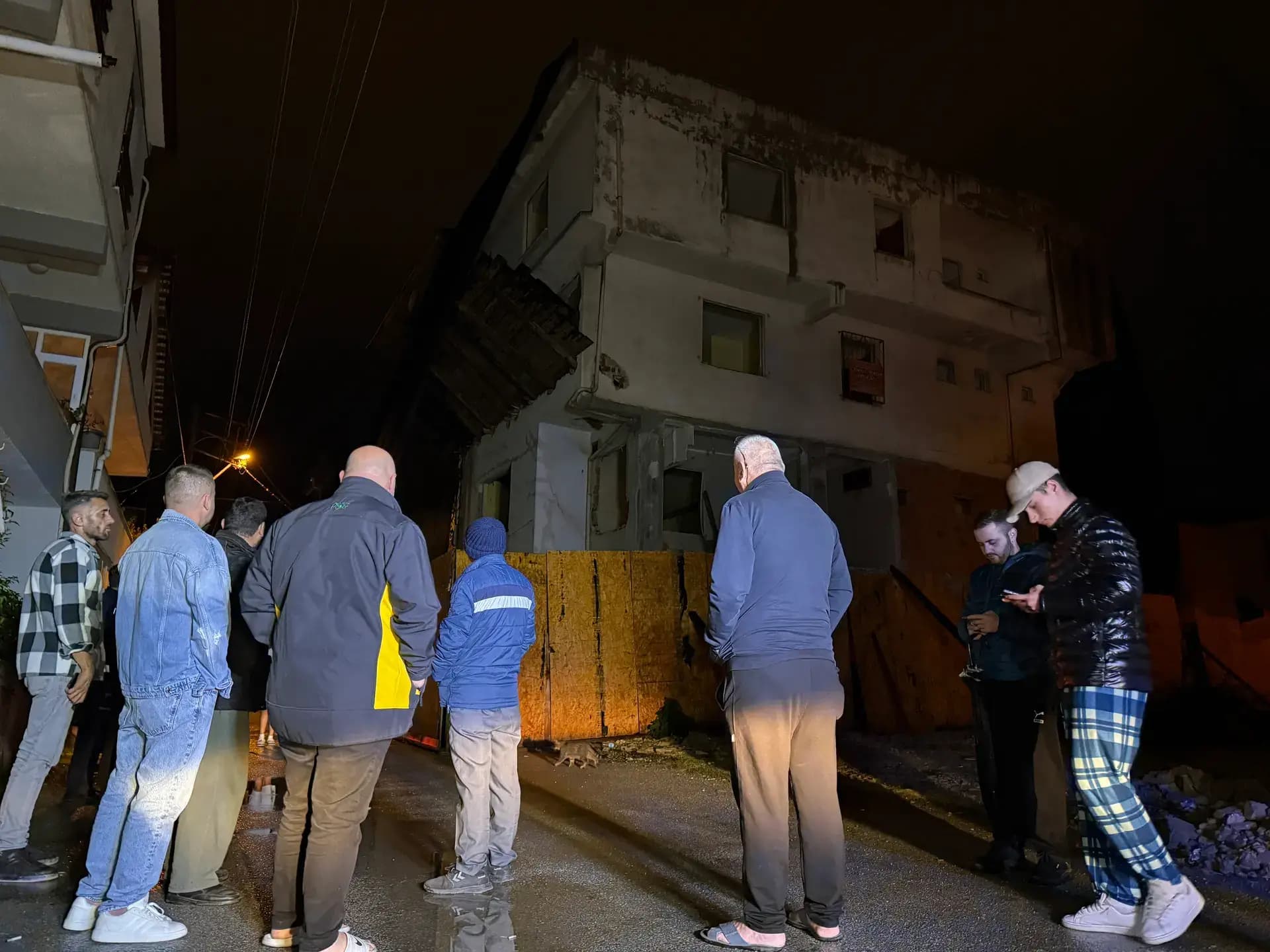 Balıkesir'in Sındırgı ilçesinde meydana gelen 6.1 büyüklüğündeki deprem, Sakarya'da da hissedildi. Sarsıntının ardından iki ayrı noktadan gelen ihbar ekipleri alarma geçirdi. Adapazarı'nda metruk bir binadan çatırtı sesleri duyulması üzerine sokak trafiğe kapatılırken, Serdivan'da ise bina temelinde kayma olduğu yönünde ihbar alındı. Ekipler iki noktada da inceleme başlattı. Sokak sakinleri, "Deprem olur olmaz ilk bu bina geldi bizim aklımıza yıkılacak mı diye" ifadelerine yer verdiler.
Balıkesir'in Sındırgı ilçesinde meydana gelen 6.1 büyüklüğündeki deprem, bölge illerin yanı sıra Sakarya'da da hissedildi. Bu çerçevede Adapazarı ilçesi Yenigün Mahallesi Şehit Yakup Törün Sokak üzerinde bulunan ve daha önce hasarlı olduğu bilinen bir binada deprem sonrası çöküntü oluştuğu yönünde ihbar alındı. Olay yerine polis, itfaiye ve AFAD ekipleri sevk edildi, güvenlik çerçevesinde sokak kapatıldı. Öte yandan Serdivan ilçesi Arabacıalanı Mahallesi Eski Kazımpaşa Caddesi üzerinde bulunan bir binanın temelinde kayma meydana geldiği yönündeki ihbar üzerine de ekipler bölgeye yönlendirildi. Her iki noktada da incelemeler sürüyor.
"Depremin ardından ilk bu bina geldi aklımıza"
Deprem sırasında metruk binadan çatırtılar geldiğini söyleyen mahalle sakinlerinden Burak Kaçanlar ve Kerem Kaçanlar, uzun süredir yıkımı beklenen binanın çevreye tehdit oluşturduğunu dile getirerek, "Üçüncü depremi gördü bu bina. Hala daha yıkım olmuyor. Yani illa birilerinin ölmesi gerekiyor herhalde yıkım olması için. Bir önceki depremde de bayağı bir korktuk. Bir an önce yıkılmasını istiyoruz. Çevresindeki evler için de tehlike oluşturuyor. Sarsıntı ile birlikte sesler duyduk ve arka tarafa doğru yattığını gördük binanın. Bununla birlikte durumu 112 Acil Çağrı Merkezi'ne bildirdik. Önceki depremde de aynı şekilde olmuştu itfaiye ve AFAD ekipleri gelmişti binanın çevresinde güvenlik önlemleri alındı yıkım işlemi de başlandı ama birkaç haftadır ses seda yok kimse gelip gitmiyor. Sokak sakinleri de panik içerisinde. Deprem olur olmaz aklımıza ilk bu bina geldi, yıkılacak mı diye düşündük" ifadelerine yer verdiler.
Valilik olumsuz durum bulunmadığını açıkladı
Sakarya Valiliği yaşanan deprem sonrasında açıklamada bulundu. Yapılan açıklamada, "Balıkesir'in Sındırgı ilçesinde meydana gelen 6.1 büyüklüğündeki deprem, ilimizde de hissedilmiş olup yapılan ilk incelemelere göre, kurum ve kuruluşlarımıza yansıyan herhangi bir olumsuz durum bulunmamaktadır" ifadelerine yer verildi.