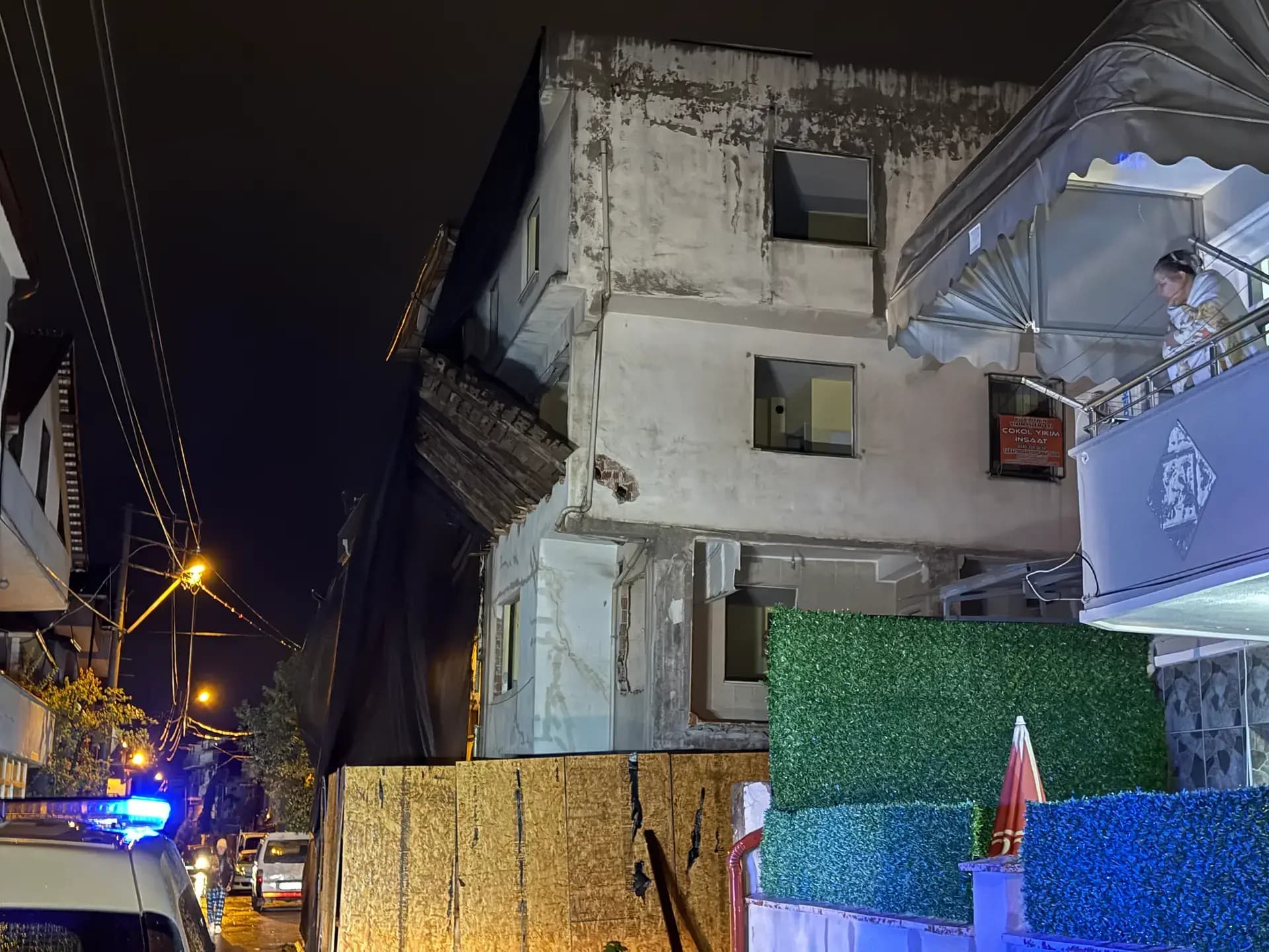 Balıkesir'in Sındırgı ilçesinde meydana gelen 6.1 büyüklüğündeki deprem, Sakarya'da da hissedildi. Sarsıntının ardından iki ayrı noktadan gelen ihbar ekipleri alarma geçirdi. Adapazarı'nda metruk bir binadan çatırtı sesleri duyulması üzerine sokak trafiğe kapatılırken, Serdivan'da ise bina temelinde kayma olduğu yönünde ihbar alındı. Ekipler iki noktada da inceleme başlattı. Sokak sakinleri, "Deprem olur olmaz ilk bu bina geldi bizim aklımıza yıkılacak mı diye" ifadelerine yer verdiler.
Balıkesir'in Sındırgı ilçesinde meydana gelen 6.1 büyüklüğündeki deprem, bölge illerin yanı sıra Sakarya'da da hissedildi. Bu çerçevede Adapazarı ilçesi Yenigün Mahallesi Şehit Yakup Törün Sokak üzerinde bulunan ve daha önce hasarlı olduğu bilinen bir binada deprem sonrası çöküntü oluştuğu yönünde ihbar alındı. Olay yerine polis, itfaiye ve AFAD ekipleri sevk edildi, güvenlik çerçevesinde sokak kapatıldı. Öte yandan Serdivan ilçesi Arabacıalanı Mahallesi Eski Kazımpaşa Caddesi üzerinde bulunan bir binanın temelinde kayma meydana geldiği yönündeki ihbar üzerine de ekipler bölgeye yönlendirildi. Her iki noktada da incelemeler sürüyor.
"Depremin ardından ilk bu bina geldi aklımıza"
Deprem sırasında metruk binadan çatırtılar geldiğini söyleyen mahalle sakinlerinden Burak Kaçanlar ve Kerem Kaçanlar, uzun süredir yıkımı beklenen binanın çevreye tehdit oluşturduğunu dile getirerek, "Üçüncü depremi gördü bu bina. Hala daha yıkım olmuyor. Yani illa birilerinin ölmesi gerekiyor herhalde yıkım olması için. Bir önceki depremde de bayağı bir korktuk. Bir an önce yıkılmasını istiyoruz. Çevresindeki evler için de tehlike oluşturuyor. Sarsıntı ile birlikte sesler duyduk ve arka tarafa doğru yattığını gördük binanın. Bununla birlikte durumu 112 Acil Çağrı Merkezi'ne bildirdik. Önceki depremde de aynı şekilde olmuştu itfaiye ve AFAD ekipleri gelmişti binanın çevresinde güvenlik önlemleri alındı yıkım işlemi de başlandı ama birkaç haftadır ses seda yok kimse gelip gitmiyor. Sokak sakinleri de panik içerisinde. Deprem olur olmaz aklımıza ilk bu bina geldi, yıkılacak mı diye düşündük" ifadelerine yer verdiler.
Valilik olumsuz durum bulunmadığını açıkladı
Sakarya Valiliği yaşanan deprem sonrasında açıklamada bulundu. Yapılan açıklamada, "Balıkesir'in Sındırgı ilçesinde meydana gelen 6.1 büyüklüğündeki deprem, ilimizde de hissedilmiş olup yapılan ilk incelemelere göre, kurum ve kuruluşlarımıza yansıyan herhangi bir olumsuz durum bulunmamaktadır" ifadelerine yer verildi.