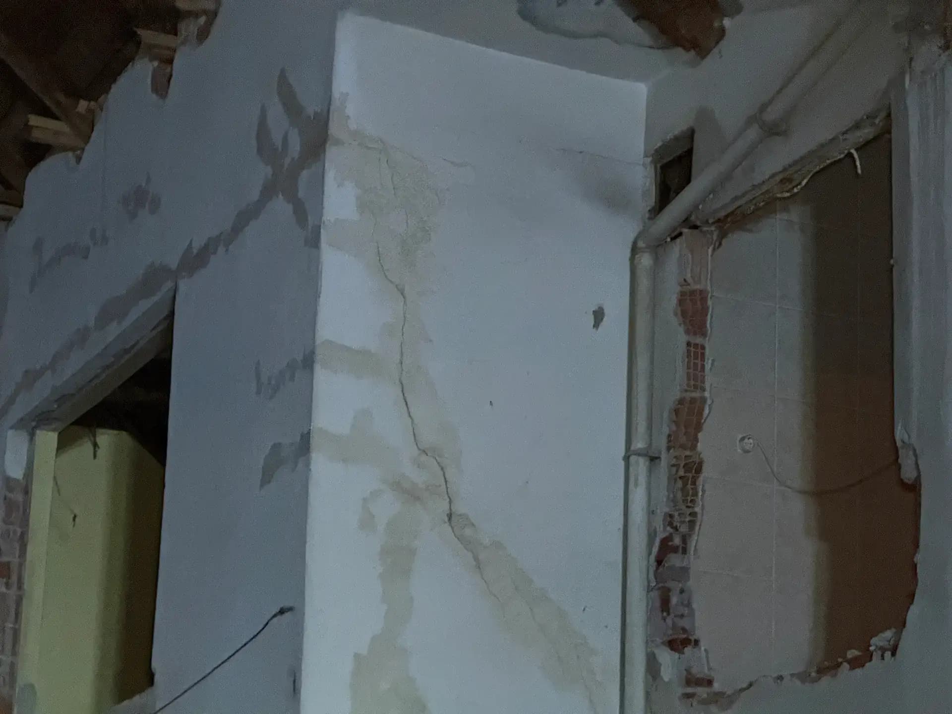 Balıkesir'in Sındırgı ilçesinde meydana gelen 6.1 büyüklüğündeki deprem, Sakarya'da da hissedildi. Sarsıntının ardından iki ayrı noktadan gelen ihbar ekipleri alarma geçirdi. Adapazarı'nda metruk bir binadan çatırtı sesleri duyulması üzerine sokak trafiğe kapatılırken, Serdivan'da ise bina temelinde kayma olduğu yönünde ihbar alındı. Ekipler iki noktada da inceleme başlattı. Sokak sakinleri, "Deprem olur olmaz ilk bu bina geldi bizim aklımıza yıkılacak mı diye" ifadelerine yer verdiler.
Balıkesir'in Sındırgı ilçesinde meydana gelen 6.1 büyüklüğündeki deprem, bölge illerin yanı sıra Sakarya'da da hissedildi. Bu çerçevede Adapazarı ilçesi Yenigün Mahallesi Şehit Yakup Törün Sokak üzerinde bulunan ve daha önce hasarlı olduğu bilinen bir binada deprem sonrası çöküntü oluştuğu yönünde ihbar alındı. Olay yerine polis, itfaiye ve AFAD ekipleri sevk edildi, güvenlik çerçevesinde sokak kapatıldı. Öte yandan Serdivan ilçesi Arabacıalanı Mahallesi Eski Kazımpaşa Caddesi üzerinde bulunan bir binanın temelinde kayma meydana geldiği yönündeki ihbar üzerine de ekipler bölgeye yönlendirildi. Her iki noktada da incelemeler sürüyor.
"Depremin ardından ilk bu bina geldi aklımıza"
Deprem sırasında metruk binadan çatırtılar geldiğini söyleyen mahalle sakinlerinden Burak Kaçanlar ve Kerem Kaçanlar, uzun süredir yıkımı beklenen binanın çevreye tehdit oluşturduğunu dile getirerek, "Üçüncü depremi gördü bu bina. Hala daha yıkım olmuyor. Yani illa birilerinin ölmesi gerekiyor herhalde yıkım olması için. Bir önceki depremde de bayağı bir korktuk. Bir an önce yıkılmasını istiyoruz. Çevresindeki evler için de tehlike oluşturuyor. Sarsıntı ile birlikte sesler duyduk ve arka tarafa doğru yattığını gördük binanın. Bununla birlikte durumu 112 Acil Çağrı Merkezi'ne bildirdik. Önceki depremde de aynı şekilde olmuştu itfaiye ve AFAD ekipleri gelmişti binanın çevresinde güvenlik önlemleri alındı yıkım işlemi de başlandı ama birkaç haftadır ses seda yok kimse gelip gitmiyor. Sokak sakinleri de panik içerisinde. Deprem olur olmaz aklımıza ilk bu bina geldi, yıkılacak mı diye düşündük" ifadelerine yer verdiler.
Valilik olumsuz durum bulunmadığını açıkladı
Sakarya Valiliği yaşanan deprem sonrasında açıklamada bulundu. Yapılan açıklamada, "Balıkesir'in Sındırgı ilçesinde meydana gelen 6.1 büyüklüğündeki deprem, ilimizde de hissedilmiş olup yapılan ilk incelemelere göre, kurum ve kuruluşlarımıza yansıyan herhangi bir olumsuz durum bulunmamaktadır" ifadelerine yer verildi.