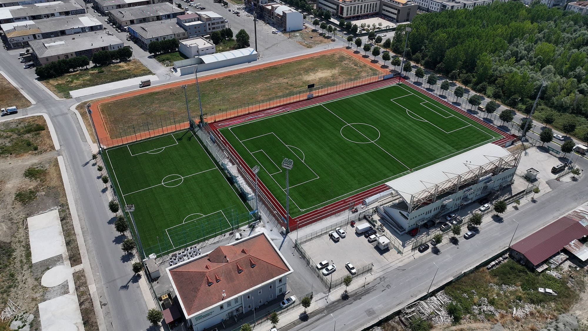 Sakarya Büyükşehir Belediyesi tarafından yenilenen Ekrem Karaberberoğlu Futbol Altyapı Tesisleri, uluslararası standartlara uygun yapısıyla FIFA Quality sertifikası almaya hak kazandı.
Spor yatırımlarına hız kesmeden devam eden Sakarya Büyükşehir Belediyesi, hem yeni tesisler kazandırıyor hem de mevcut altyapıları güçlendirerek sporun gelişimine katkı sağlıyor. Şehrin futbolun kalbi konumundaki Ekrem Karaberberoğlu Altyapı Tesisleri, tamamen yenilenen sentetik sahalarıyla modern bir görünüme kavuştu.
Uluslararası Futbol Federasyonları Birliği (FIFA) tarafından yapılan inceleme ve testler sonucunda verilen bu sertifika, tesisin futbol oynanabilirliği, güvenliği ve kalite standartlarının üst düzeyde olduğunu belgeliyor. DOMO Slide DB Pro IE sistemiyle donatılan saha, 27 Ağustos 2028 tarihine kadar FIFA onaylı olarak kullanılacak.
Konuya ilişkin açıklama yapan Sakarya Büyükşehir Belediyesi Gençlik ve Spor Hizmetleri Dairesi Başkanı Orhan Bayraktar, “Ekrem Karaberberoğlu Spor Tesisleri, Sakarya’nın spor vizyonuna güç katan önemli bir yatırım oldu. FIFA onayıyla birlikte tesisimiz, hem yerel hem uluslararası organizasyonlara ev sahipliği yapabilecek düzeye ulaştı. Sakarya Büyükşehir Belediyesi, spora yaptığı yatırımlarla gençlerimizi desteklemeye ve şehrimizin marka değerini yükseltmeye devam edecek” dedi.