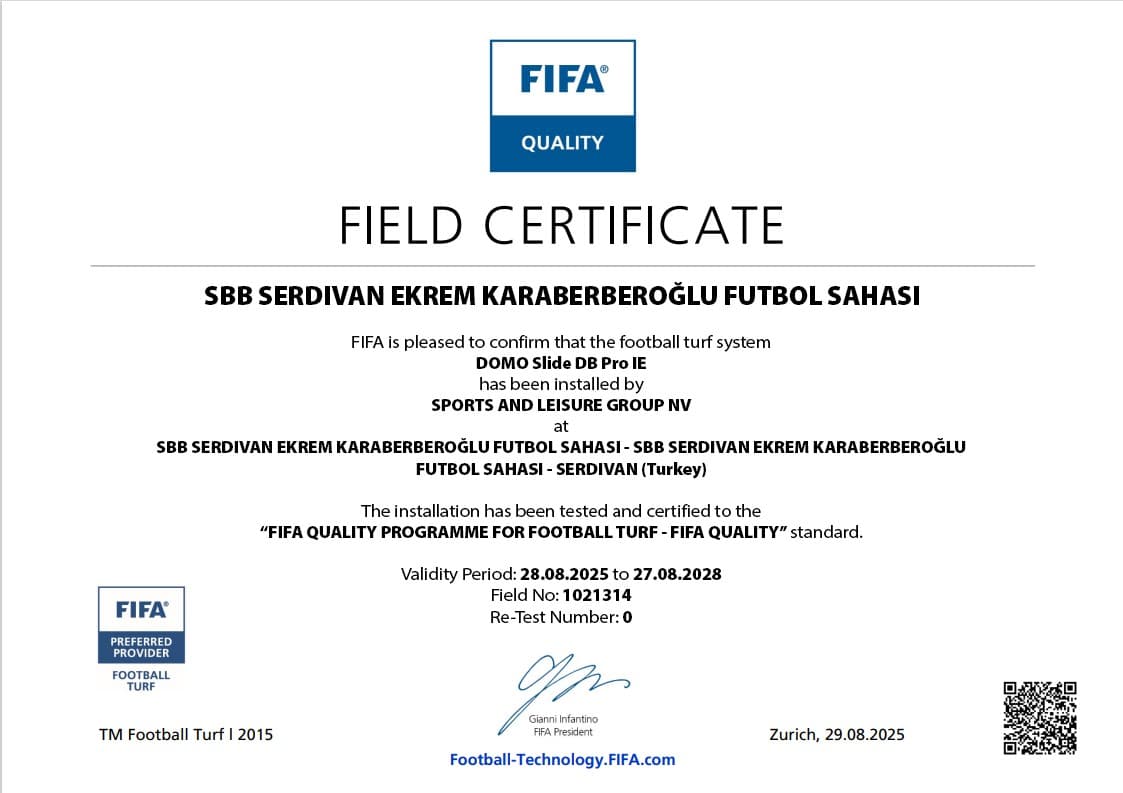 Sakarya Büyükşehir Belediyesi tarafından yenilenen Ekrem Karaberberoğlu Futbol Altyapı Tesisleri, uluslararası standartlara uygun yapısıyla FIFA Quality sertifikası almaya hak kazandı.
Spor yatırımlarına hız kesmeden devam eden Sakarya Büyükşehir Belediyesi, hem yeni tesisler kazandırıyor hem de mevcut altyapıları güçlendirerek sporun gelişimine katkı sağlıyor. Şehrin futbolun kalbi konumundaki Ekrem Karaberberoğlu Altyapı Tesisleri, tamamen yenilenen sentetik sahalarıyla modern bir görünüme kavuştu.
Uluslararası Futbol Federasyonları Birliği (FIFA) tarafından yapılan inceleme ve testler sonucunda verilen bu sertifika, tesisin futbol oynanabilirliği, güvenliği ve kalite standartlarının üst düzeyde olduğunu belgeliyor. DOMO Slide DB Pro IE sistemiyle donatılan saha, 27 Ağustos 2028 tarihine kadar FIFA onaylı olarak kullanılacak.
Konuya ilişkin açıklama yapan Sakarya Büyükşehir Belediyesi Gençlik ve Spor Hizmetleri Dairesi Başkanı Orhan Bayraktar, “Ekrem Karaberberoğlu Spor Tesisleri, Sakarya’nın spor vizyonuna güç katan önemli bir yatırım oldu. FIFA onayıyla birlikte tesisimiz, hem yerel hem uluslararası organizasyonlara ev sahipliği yapabilecek düzeye ulaştı. Sakarya Büyükşehir Belediyesi, spora yaptığı yatırımlarla gençlerimizi desteklemeye ve şehrimizin marka değerini yükseltmeye devam edecek” dedi.