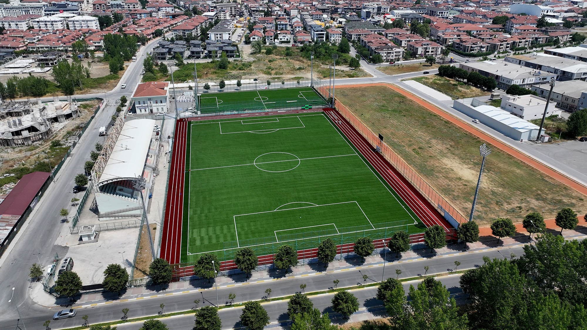 Sakarya Büyükşehir Belediyesi tarafından yenilenen Ekrem Karaberberoğlu Futbol Altyapı Tesisleri, uluslararası standartlara uygun yapısıyla FIFA Quality sertifikası almaya hak kazandı.
Spor yatırımlarına hız kesmeden devam eden Sakarya Büyükşehir Belediyesi, hem yeni tesisler kazandırıyor hem de mevcut altyapıları güçlendirerek sporun gelişimine katkı sağlıyor. Şehrin futbolun kalbi konumundaki Ekrem Karaberberoğlu Altyapı Tesisleri, tamamen yenilenen sentetik sahalarıyla modern bir görünüme kavuştu.
Uluslararası Futbol Federasyonları Birliği (FIFA) tarafından yapılan inceleme ve testler sonucunda verilen bu sertifika, tesisin futbol oynanabilirliği, güvenliği ve kalite standartlarının üst düzeyde olduğunu belgeliyor. DOMO Slide DB Pro IE sistemiyle donatılan saha, 27 Ağustos 2028 tarihine kadar FIFA onaylı olarak kullanılacak.
Konuya ilişkin açıklama yapan Sakarya Büyükşehir Belediyesi Gençlik ve Spor Hizmetleri Dairesi Başkanı Orhan Bayraktar, “Ekrem Karaberberoğlu Spor Tesisleri, Sakarya’nın spor vizyonuna güç katan önemli bir yatırım oldu. FIFA onayıyla birlikte tesisimiz, hem yerel hem uluslararası organizasyonlara ev sahipliği yapabilecek düzeye ulaştı. Sakarya Büyükşehir Belediyesi, spora yaptığı yatırımlarla gençlerimizi desteklemeye ve şehrimizin marka değerini yükseltmeye devam edecek” dedi.