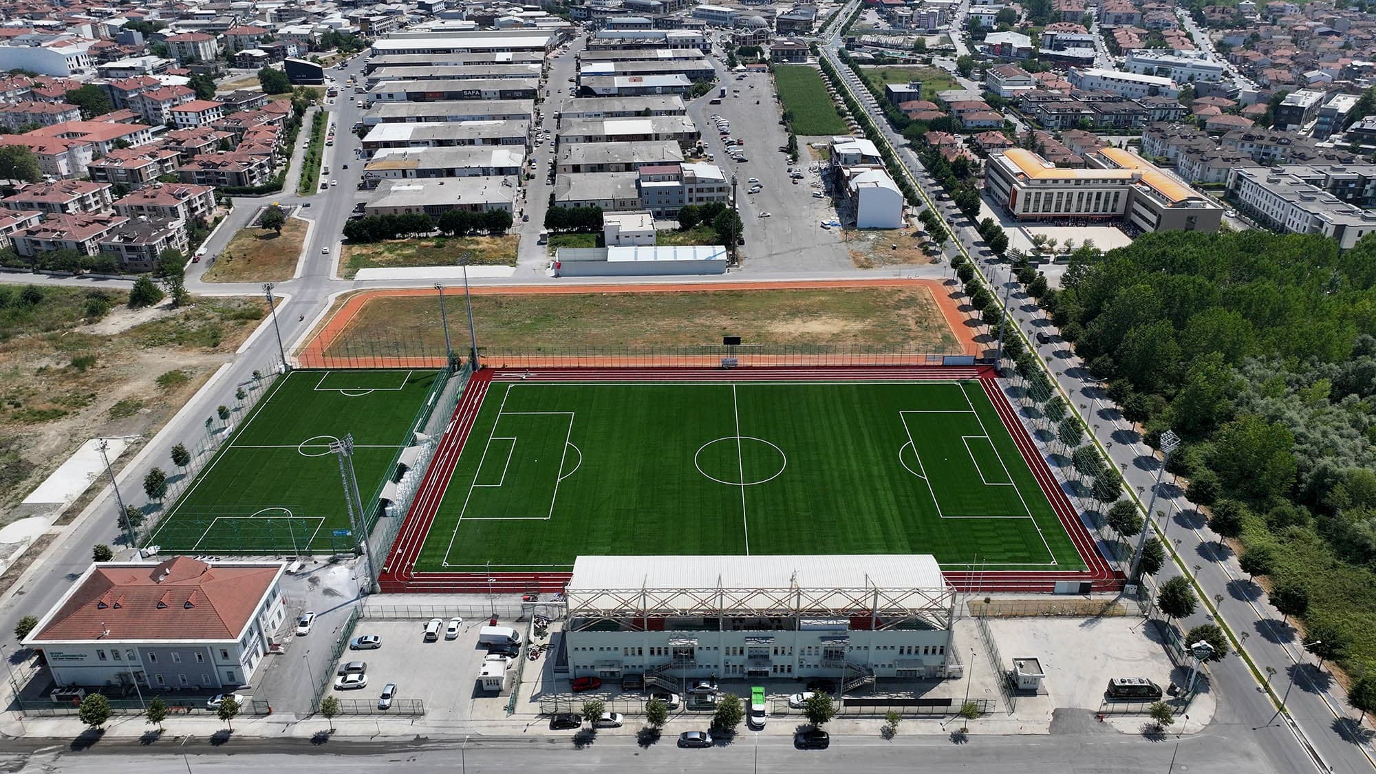 Sakarya Büyükşehir Belediyesi tarafından yenilenen Ekrem Karaberberoğlu Futbol Altyapı Tesisleri, uluslararası standartlara uygun yapısıyla FIFA Quality sertifikası almaya hak kazandı.
Spor yatırımlarına hız kesmeden devam eden Sakarya Büyükşehir Belediyesi, hem yeni tesisler kazandırıyor hem de mevcut altyapıları güçlendirerek sporun gelişimine katkı sağlıyor. Şehrin futbolun kalbi konumundaki Ekrem Karaberberoğlu Altyapı Tesisleri, tamamen yenilenen sentetik sahalarıyla modern bir görünüme kavuştu.
Uluslararası Futbol Federasyonları Birliği (FIFA) tarafından yapılan inceleme ve testler sonucunda verilen bu sertifika, tesisin futbol oynanabilirliği, güvenliği ve kalite standartlarının üst düzeyde olduğunu belgeliyor. DOMO Slide DB Pro IE sistemiyle donatılan saha, 27 Ağustos 2028 tarihine kadar FIFA onaylı olarak kullanılacak.
Konuya ilişkin açıklama yapan Sakarya Büyükşehir Belediyesi Gençlik ve Spor Hizmetleri Dairesi Başkanı Orhan Bayraktar, “Ekrem Karaberberoğlu Spor Tesisleri, Sakarya’nın spor vizyonuna güç katan önemli bir yatırım oldu. FIFA onayıyla birlikte tesisimiz, hem yerel hem uluslararası organizasyonlara ev sahipliği yapabilecek düzeye ulaştı. Sakarya Büyükşehir Belediyesi, spora yaptığı yatırımlarla gençlerimizi desteklemeye ve şehrimizin marka değerini yükseltmeye devam edecek” dedi.