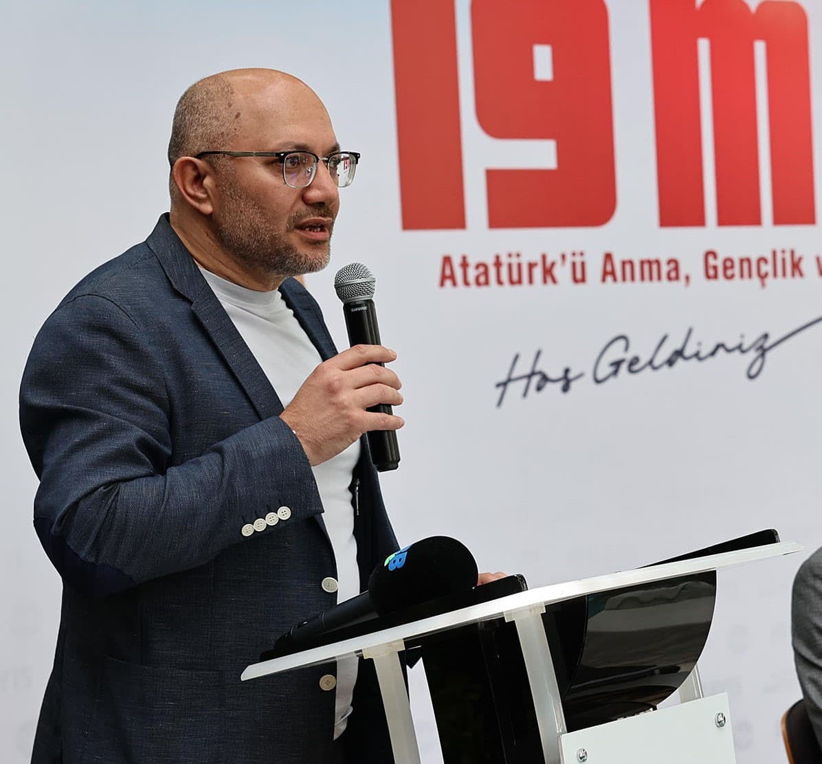 Sakarya Büyükşehir Belediyesi tarafından yenilenen Ekrem Karaberberoğlu Futbol Altyapı Tesisleri, uluslararası standartlara uygun yapısıyla FIFA Quality sertifikası almaya hak kazandı.
Spor yatırımlarına hız kesmeden devam eden Sakarya Büyükşehir Belediyesi, hem yeni tesisler kazandırıyor hem de mevcut altyapıları güçlendirerek sporun gelişimine katkı sağlıyor. Şehrin futbolun kalbi konumundaki Ekrem Karaberberoğlu Altyapı Tesisleri, tamamen yenilenen sentetik sahalarıyla modern bir görünüme kavuştu.
Uluslararası Futbol Federasyonları Birliği (FIFA) tarafından yapılan inceleme ve testler sonucunda verilen bu sertifika, tesisin futbol oynanabilirliği, güvenliği ve kalite standartlarının üst düzeyde olduğunu belgeliyor. DOMO Slide DB Pro IE sistemiyle donatılan saha, 27 Ağustos 2028 tarihine kadar FIFA onaylı olarak kullanılacak.
Konuya ilişkin açıklama yapan Sakarya Büyükşehir Belediyesi Gençlik ve Spor Hizmetleri Dairesi Başkanı Orhan Bayraktar, “Ekrem Karaberberoğlu Spor Tesisleri, Sakarya’nın spor vizyonuna güç katan önemli bir yatırım oldu. FIFA onayıyla birlikte tesisimiz, hem yerel hem uluslararası organizasyonlara ev sahipliği yapabilecek düzeye ulaştı. Sakarya Büyükşehir Belediyesi, spora yaptığı yatırımlarla gençlerimizi desteklemeye ve şehrimizin marka değerini yükseltmeye devam edecek” dedi.