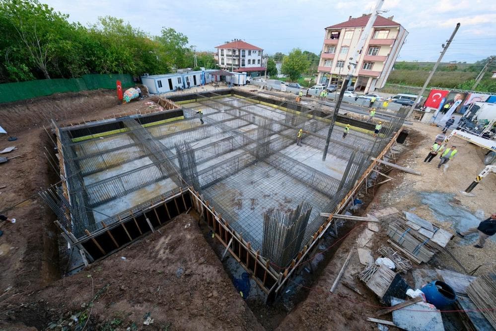 Sakarya Büyükşehir Belediye Başkanı Yusuf Alemdar’ın seçim öncesi sözünü verdiği Karapürçek Sosyal Gelişim Merkezi (SGM) projesinin temeli görkemli bir törenle atıldı. Bin 300 metrekarelik alanda inşa edilecek merkez, çocuklardan gençlere, kadınlardan ailelere kadar her yaştan vatandaşa sosyal, kültürel ve eğitsel hizmetler sunacak.
Karapürçek ilçesinde düzenlenen temel atma törenine Başkan Yusuf Alemdar’ın yanı sıra Karapürçek Belediye Başkanı Mehmet Murat Çoruhlu, ilçe başkanları, bürokratlar, muhtarlar ve çok sayıda vatandaş katıldı. Büyükşehir Belediyesi’nin şehir genelinde hayata geçirdiği SGM’lerin altıncısı olacak proje, bölgenin sosyal yaşamına yeni bir soluk kazandıracak.
Başkan Alemdar törende yaptığı konuşmada, “Her ilçemizde altyapı yatırımlarının yanı sıra sosyal hayata dokunan projeler üretiyoruz. Karapürçek Sosyal Gelişim Merkezi, çocuklarımızın, gençlerimizin ve ailelerimizin faydalanabileceği önemli bir eser olacak. İlçemizin sosyal hayatında yeni bir dönem başlatacak bu projenin kısa sürede tamamlanarak hizmete açılmasını hedefliyoruz” dedi.
Bin 300 metrekarelik merkezde; 120 kişilik seminer salonu, eğitim sınıfları, atölyeler, kreş, kafeterya, dinlenme alanları ve idari ofisler yer alacak. Eğitim, sanat, kişisel gelişim ve aile destek programlarının bir arada sunulacağı merkez, Karapürçek’in sosyal dokusunu güçlendirecek.