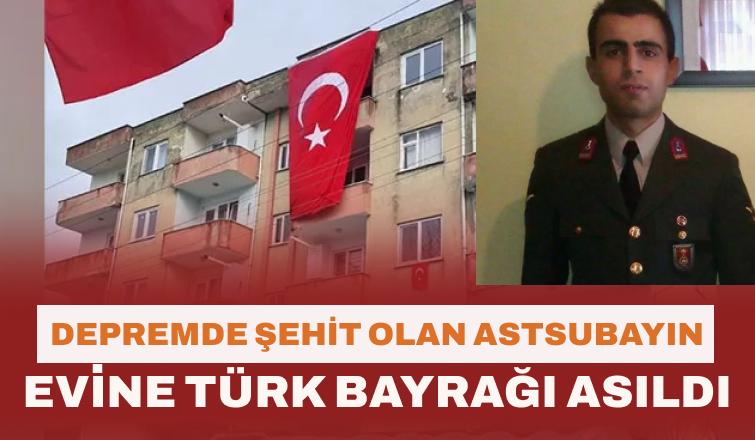Depremde şehit olan astsubayın evine Türk bayrağı asıldı