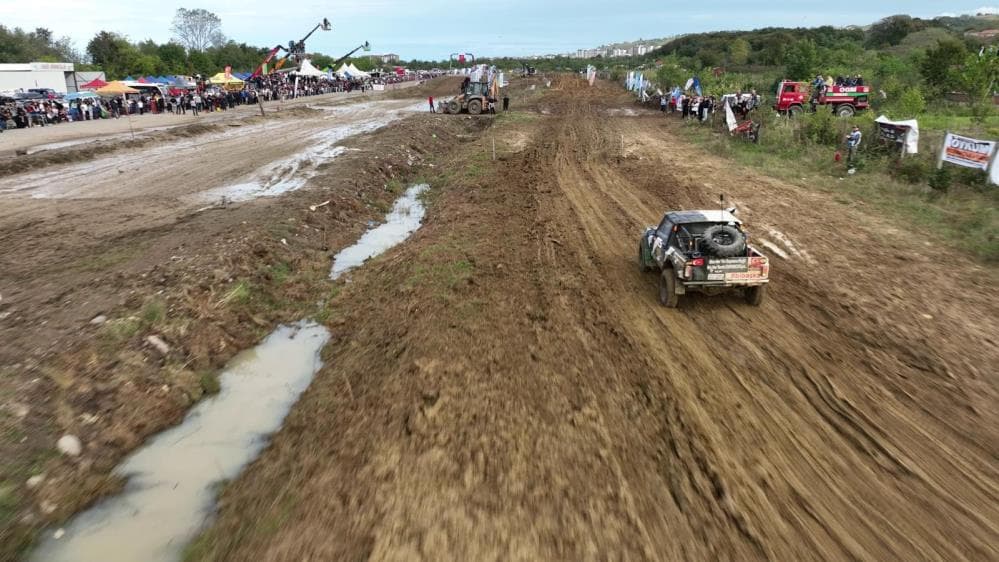 Türkiye Otomobil Sporları Federasyonu (TOSFED) tarafından düzenlenen 18. Karadeniz Off-Road Kupası 5. Ayak Yarışlarında şampiyonluk kupası Sapanca’ya geldi.
Sakarya temsilcisi Sapanca Off-Road Kulübü, sezon boyunca gösterdiği üstün performansla sezonu şampiyon tamamladı.
Yarışın final ayağı 11-12 Ekim 2025 tarihlerinde Ordu’nun Ünye ilçesinde gerçekleşti. Kulüp pilotu Muhammet Ali Yılmazer ve co-pilotu Enes Gür, final etabında mekanik bir arıza nedeniyle derece elde edemese de, sezon genelinde sergiledikleri istikrarlı performansla 2025 Karadeniz Off-Road Şampiyonu unvanını kazandı.
Kulüp başkanı Gökhan Özyazıcı, “Ünye etabında yaşadığımız teknik aksaklıklara rağmen sezonu şampiyon olarak tamamlamanın gururunu yaşıyoruz. Sporcularımız Muhammet Ali Yılmazer ve Enes Gür, turnuvanın tüm ayaklarında üstün performans göstererek bizleri gururlandırdı. Ayrıca yarış boyunca gösterilen misafirperverlik için Ünye Off-Road Yunus Emre Spor Kulübü ve tüm katılımcılara teşekkür ederim. Sapanca Off-Road Kulübü olarak dostluk ve dayanışmayı sahalarda yaşatmaya devam edeceğiz” dedi.
Sapanca Off-Road Kulübü, hem şehrin adını başarıyla duyurdu hem de Türkiye off-road camiasında adından söz ettirmeyi başardı.