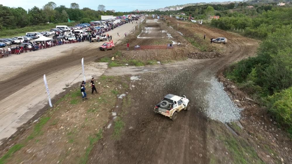 Türkiye Otomobil Sporları Federasyonu (TOSFED) tarafından düzenlenen 18. Karadeniz Off-Road Kupası 5. Ayak Yarışlarında şampiyonluk kupası Sapanca’ya geldi.
Sakarya temsilcisi Sapanca Off-Road Kulübü, sezon boyunca gösterdiği üstün performansla sezonu şampiyon tamamladı.
Yarışın final ayağı 11-12 Ekim 2025 tarihlerinde Ordu’nun Ünye ilçesinde gerçekleşti. Kulüp pilotu Muhammet Ali Yılmazer ve co-pilotu Enes Gür, final etabında mekanik bir arıza nedeniyle derece elde edemese de, sezon genelinde sergiledikleri istikrarlı performansla 2025 Karadeniz Off-Road Şampiyonu unvanını kazandı.
Kulüp başkanı Gökhan Özyazıcı, “Ünye etabında yaşadığımız teknik aksaklıklara rağmen sezonu şampiyon olarak tamamlamanın gururunu yaşıyoruz. Sporcularımız Muhammet Ali Yılmazer ve Enes Gür, turnuvanın tüm ayaklarında üstün performans göstererek bizleri gururlandırdı. Ayrıca yarış boyunca gösterilen misafirperverlik için Ünye Off-Road Yunus Emre Spor Kulübü ve tüm katılımcılara teşekkür ederim. Sapanca Off-Road Kulübü olarak dostluk ve dayanışmayı sahalarda yaşatmaya devam edeceğiz” dedi.
Sapanca Off-Road Kulübü, hem şehrin adını başarıyla duyurdu hem de Türkiye off-road camiasında adından söz ettirmeyi başardı.
