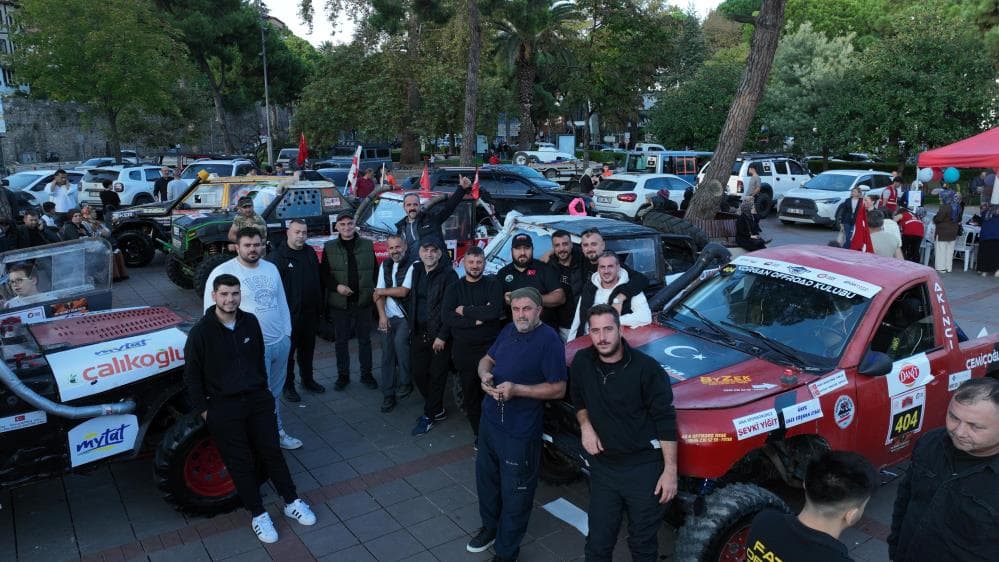Türkiye Otomobil Sporları Federasyonu (TOSFED) tarafından düzenlenen 18. Karadeniz Off-Road Kupası 5. Ayak Yarışlarında şampiyonluk kupası Sapanca’ya geldi.
Sakarya temsilcisi Sapanca Off-Road Kulübü, sezon boyunca gösterdiği üstün performansla sezonu şampiyon tamamladı.
Yarışın final ayağı 11-12 Ekim 2025 tarihlerinde Ordu’nun Ünye ilçesinde gerçekleşti. Kulüp pilotu Muhammet Ali Yılmazer ve co-pilotu Enes Gür, final etabında mekanik bir arıza nedeniyle derece elde edemese de, sezon genelinde sergiledikleri istikrarlı performansla 2025 Karadeniz Off-Road Şampiyonu unvanını kazandı.
Kulüp başkanı Gökhan Özyazıcı, “Ünye etabında yaşadığımız teknik aksaklıklara rağmen sezonu şampiyon olarak tamamlamanın gururunu yaşıyoruz. Sporcularımız Muhammet Ali Yılmazer ve Enes Gür, turnuvanın tüm ayaklarında üstün performans göstererek bizleri gururlandırdı. Ayrıca yarış boyunca gösterilen misafirperverlik için Ünye Off-Road Yunus Emre Spor Kulübü ve tüm katılımcılara teşekkür ederim. Sapanca Off-Road Kulübü olarak dostluk ve dayanışmayı sahalarda yaşatmaya devam edeceğiz” dedi.
Sapanca Off-Road Kulübü, hem şehrin adını başarıyla duyurdu hem de Türkiye off-road camiasında adından söz ettirmeyi başardı.