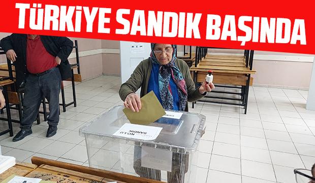 Sakarya'da oy kullanma işlemi başladı