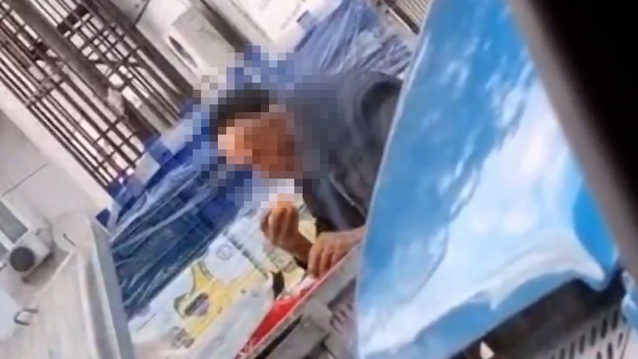 Sakarya'nın Adapazarı ilçesinde, çöpten karton toplarken görüntülenen yaşlı bir adamın videosu, sosyal medyada "yoksulluk" vurgusuyla hızla yayıldı. CHP'li Muharrem İnce'nin, "Türkiye'nin gerçek gündemi budur. Açlık ve yoksulluk" notuyla paylaştığı görüntülerdeki kişinin, aslında hem Almanya'dan hem de Türkiye'den emekli maaşı aldığı ve herhangi bir maddi sıkıntı yaşamadığı ortaya çıktı.
Videoda yer alan kişinin, 83 yaşındaki Sefer Karaaslan olduğu tespit edildi. Karaaslan, uzun yıllar Almanya'da çalıştıktan sonra hem Almanya'dan hem de Türkiye'den emekli maaşı aldığını belirtti. Ayrıca, kendisine ait birden fazla mülkünün olduğu ve Sakarya Büyükşehir Belediyesi'ne bağlı Yaşlı Destek Merkezi (YADEM) tarafından düzenli olarak takip edildiği öğrenildi. Karaaslan, videoda çöpten karton ve poşet toplarken göründüğünü ancak bu işi keyif olarak yaptığını söyledi.
Oğlu Şevki Karaaslan, babasının maddi bir sıkıntı yaşamadığını ve bu işi sadece vakit geçirmek için yaptığını ifade etti. Karaaslan, babasına birkaç kez bu işi bırakması için uyardıklarını ancak babasının kendi isteğiyle çalışmaya devam ettiğini belirtti. "Babam çalışmaktan mutlu. Maddi olarak hiçbir eksiği yok" diyen Şevki Karaaslan, videonun yanlış bir algı oluşturduğunu ve babasının durumunun iyi olduğunu vurguladı.
Sefer Karaaslan ise, "Çalışmasam rahat edemem. Kimse beni engelleyemez" diyerek, çalışmayı sevdiğini ve hiçbir sağlık sorunu olmadığını söyledi. Almanya'da yıllarca çalıştığını ve hem oradan hem de Türkiye'den maaş aldığını belirten Karaaslan, "Allah'a şükür çalıştım, karşılığını alıyorum" dedi.
Sakarya Valiliği, konuya ilişkin yazılı bir açıklama yaptı. Açıklamada, yapılan incelemeler sonucunda Sefer Karaaslan'ın Türkiye ve Almanya'dan emekli olduğu, maddi anlamda bir sıkıntısı olmadığı ve boş zamanlarında kendi isteğiyle karton topladığı ifade edildi. Ayrıca, Karaaslan'ın çocuklarıyla iletişime geçilerek durumdan haberdar edildikleri belirtildi. Valilik, Karaaslan'ın ekonomik veya sosyal destek ihtiyacının bulunmadığını ve ilgili kurumlar tarafından da teyit edildiğini bildirdi.