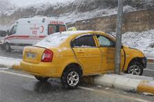 Serdivan'da ticari taksi aydınlatma direğine çarptı